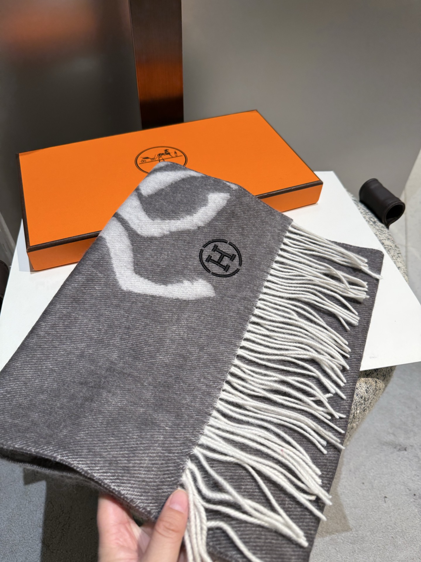 。Hermes · 爱马仕重磅推荐💥 100%羊毛材质。非常保暖👑 柔软亲肤，不扎脖😍经典双面设计，一条