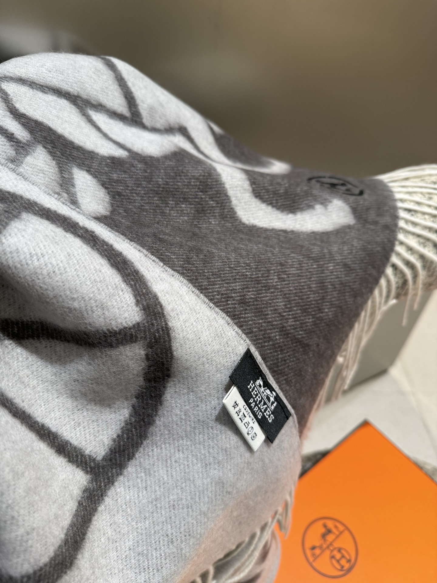 。Hermes · 爱马仕重磅推荐💥 100%羊毛材质。非常保暖👑 柔软亲肤，不扎脖😍经典双面设计，一条