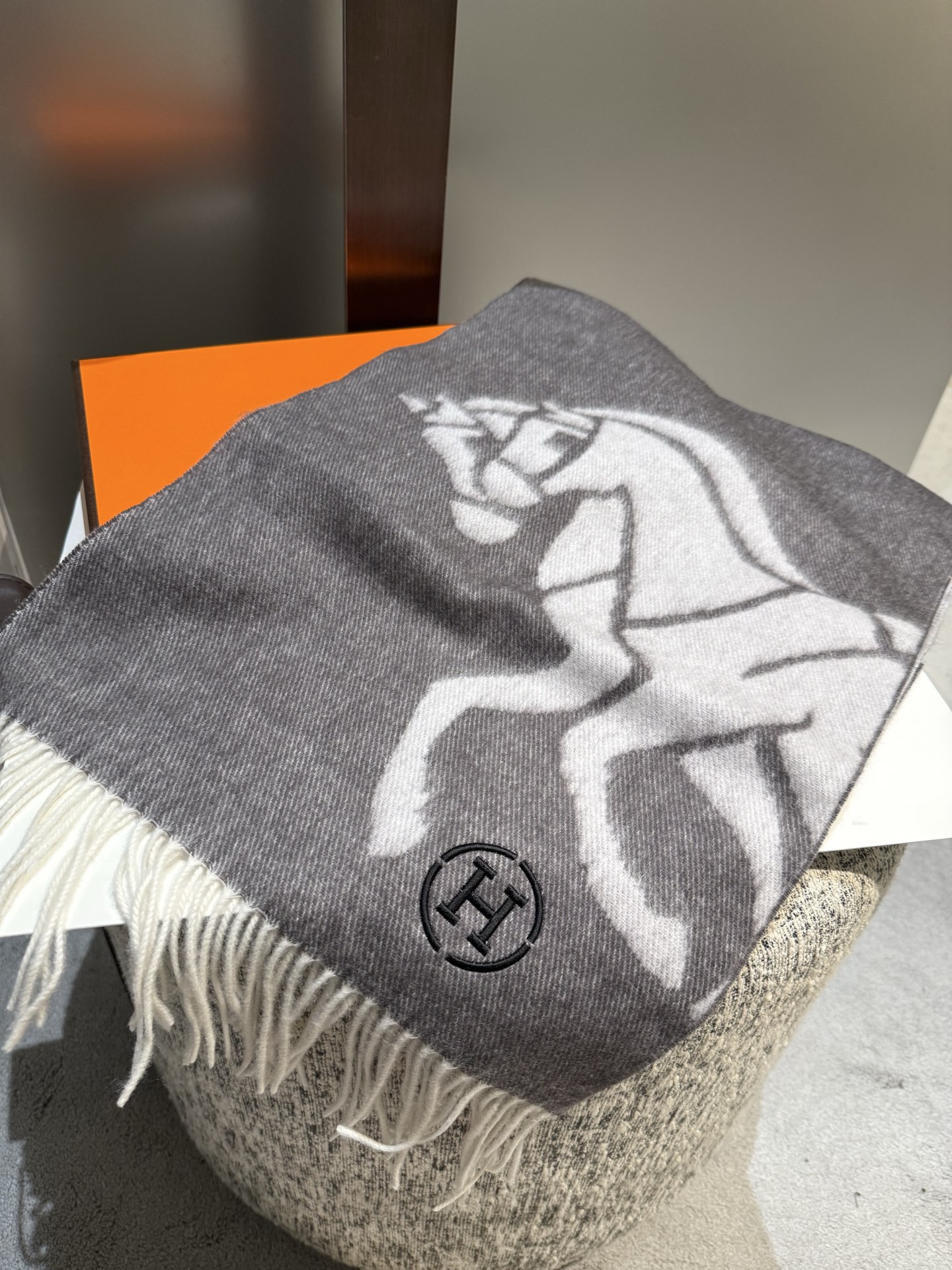 。Hermes · 爱马仕重磅推荐💥 100%羊毛材质。非常保暖👑 柔软亲肤，不扎脖😍经典双面设计，一条