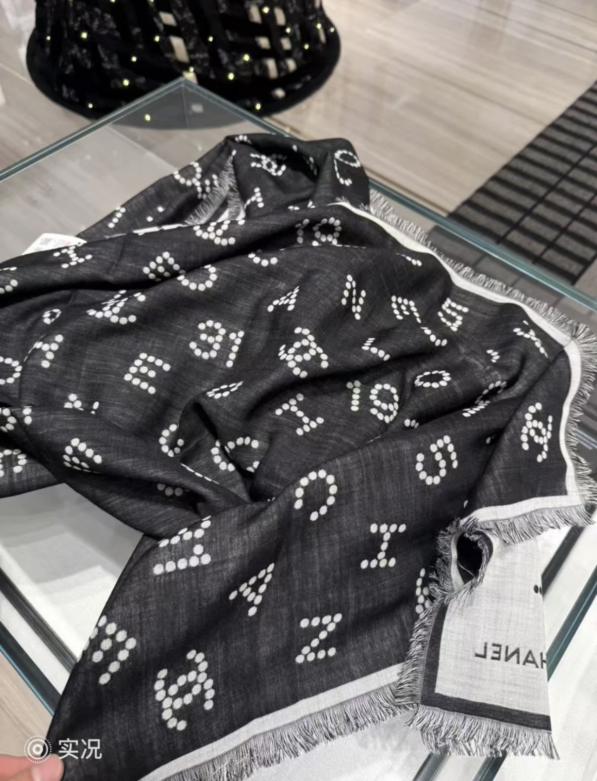 。 市场高版本😎chanel25C围巾，羊绒➕丝，软软糯糯，这条珍珠样式双面提花黑灰配色，非常百搭，14