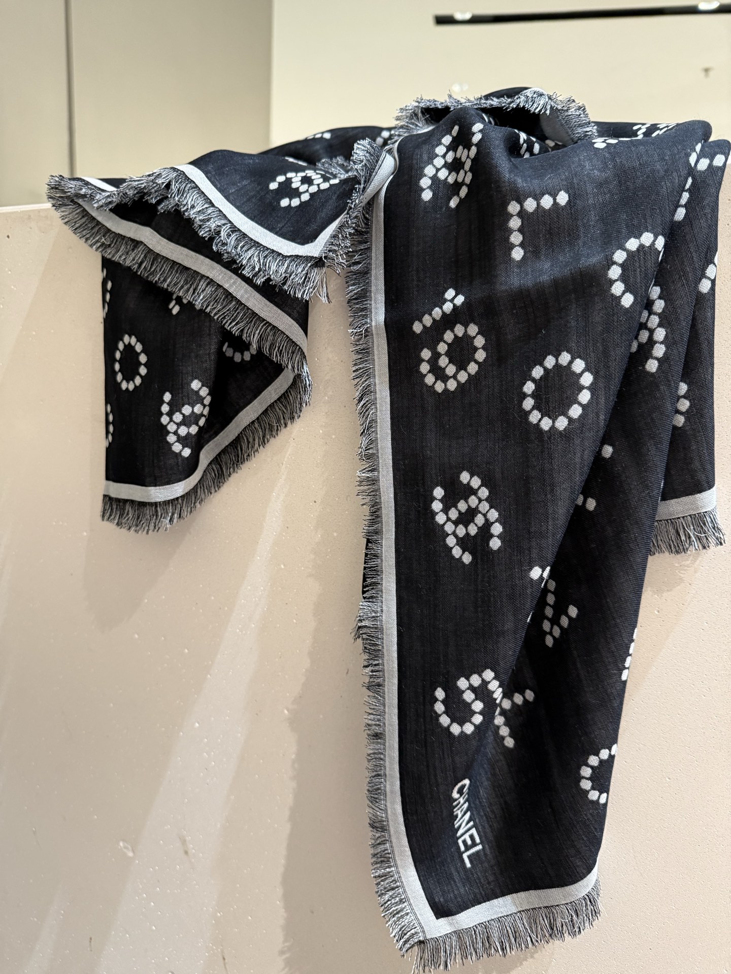 。 市场高版本😎chanel25C围巾，羊绒➕丝，软软糯糯，这条珍珠样式双面提花黑灰配色，非常百搭，14