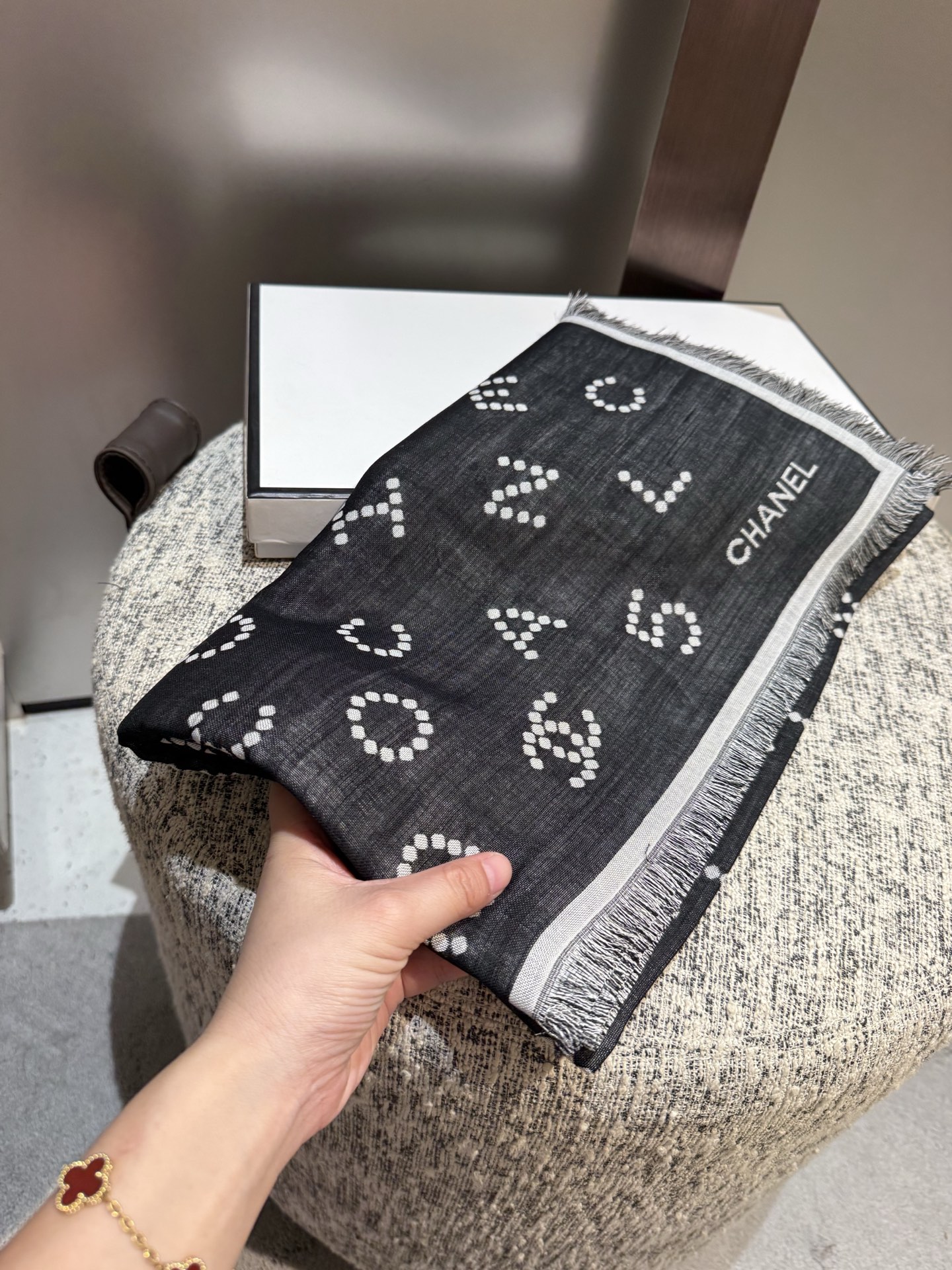 。 市场高版本😎chanel25C围巾，羊绒➕丝，软软糯糯，这条珍珠样式双面提花黑灰配色，非常百搭，14