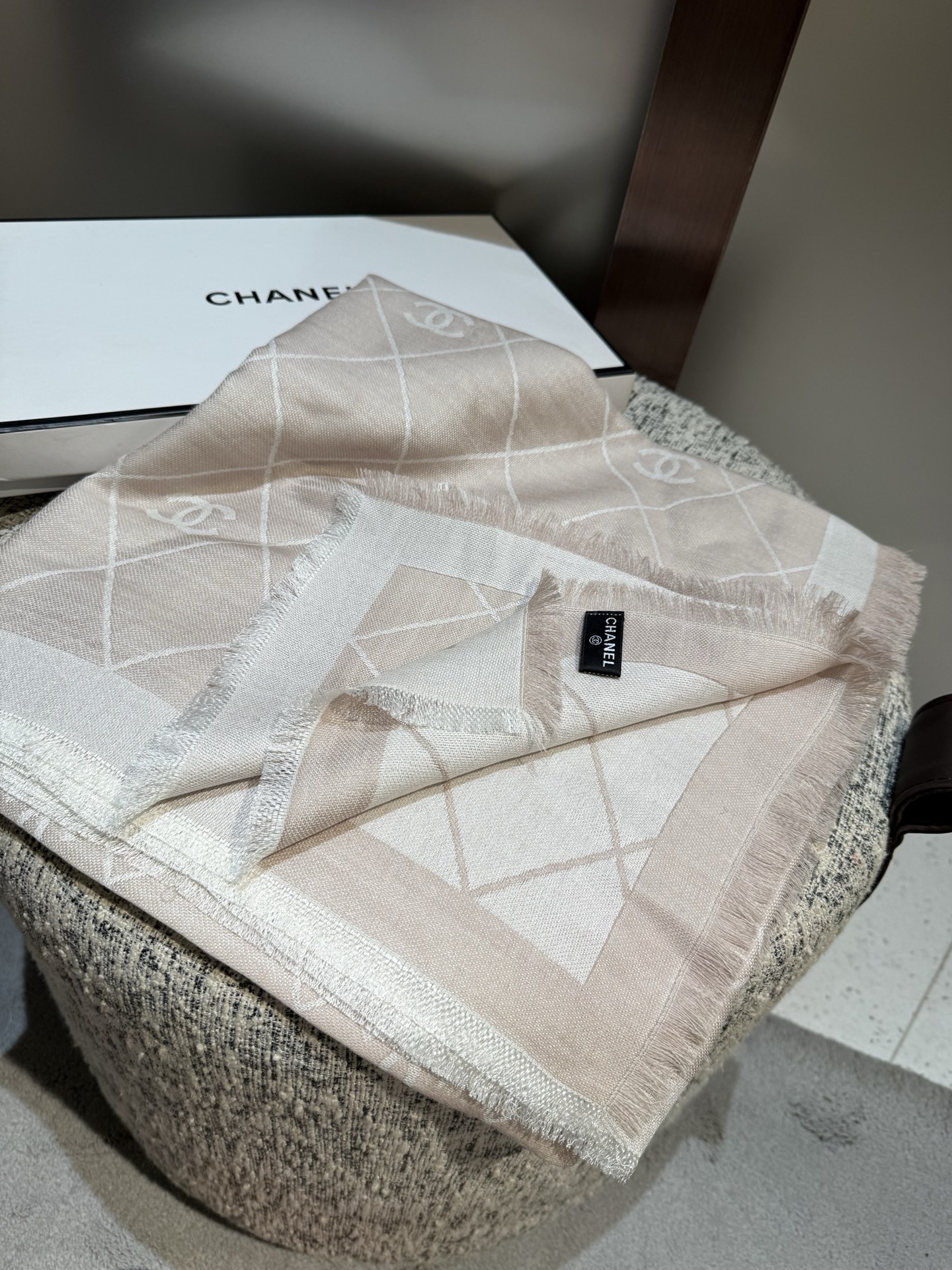 。奶茶色！2025最爆火的chanel 菱格披肩，双面设计体验不同风格穿搭，永远不会过时的经典，根本抢不