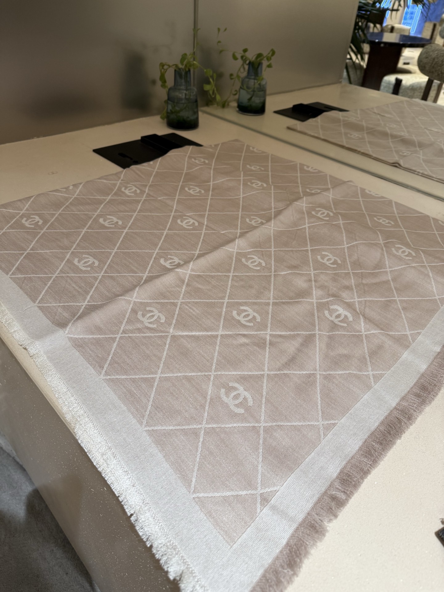 。奶茶色！2025最爆火的chanel 菱格披肩，双面设计体验不同风格穿搭，永远不会过时的经典，根本抢不