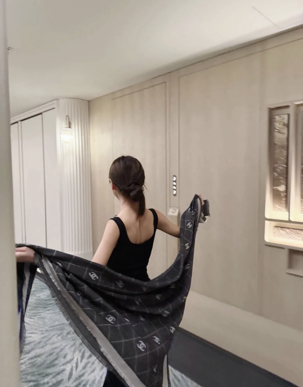 。黑灰色2025最爆火的chanel 菱格披肩，双面设计体验不同风格穿搭，永远不会过时的经典，根本抢不到