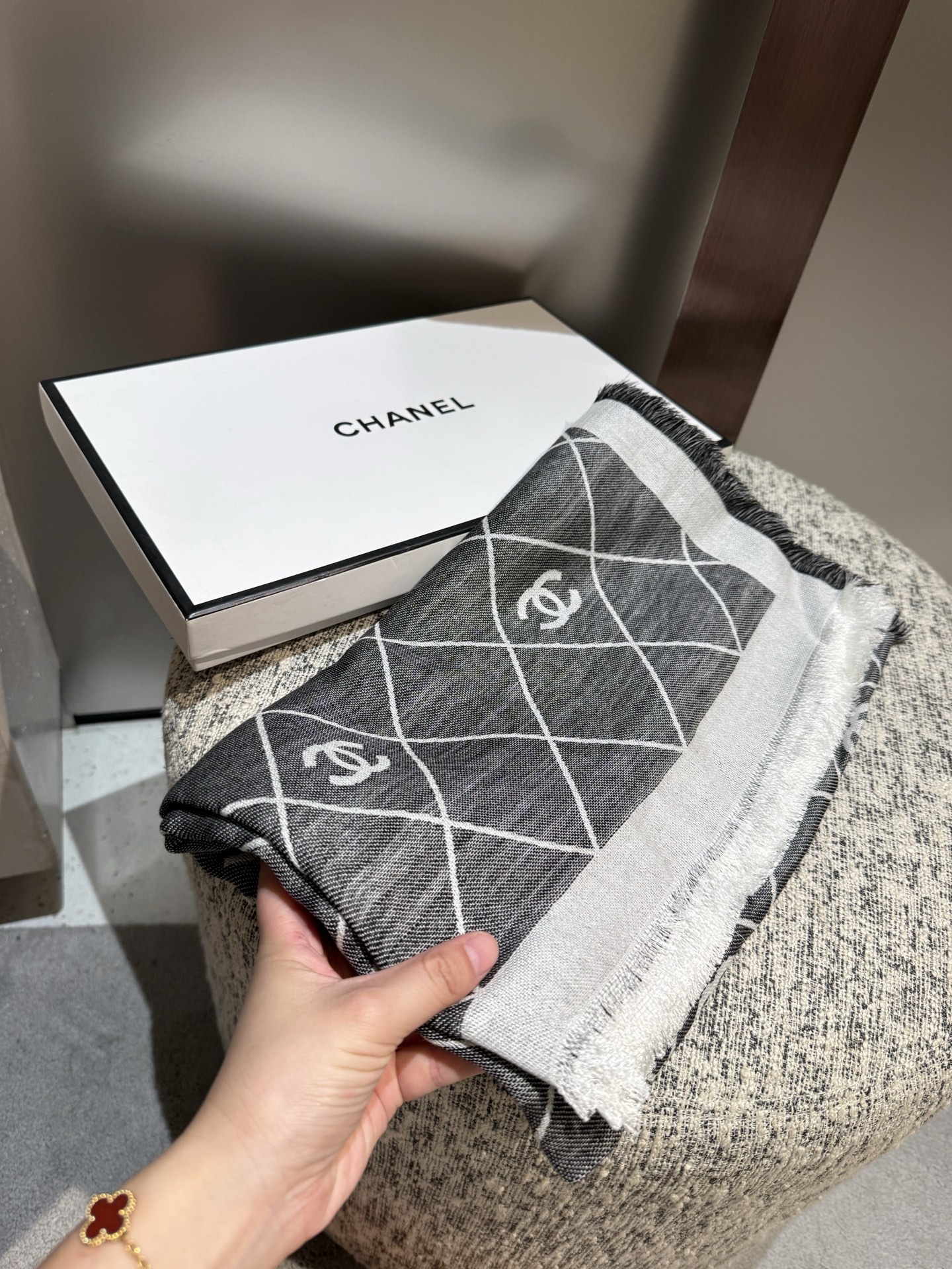 。黑灰色2025最爆火的chanel 菱格披肩，双面设计体验不同风格穿搭，永远不会过时的经典，根本抢不到