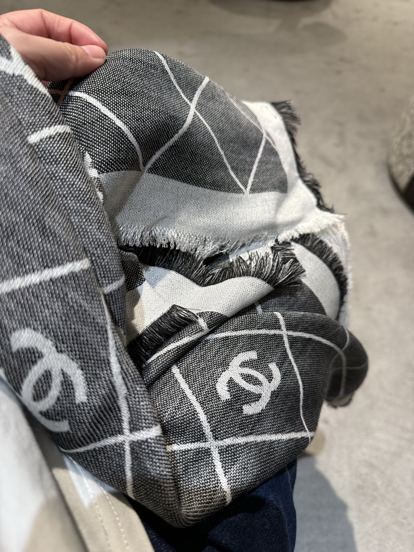 。黑灰色2025最爆火的chanel 菱格披肩，双面设计体验不同风格穿搭，永远不会过时的经典，根本抢不到