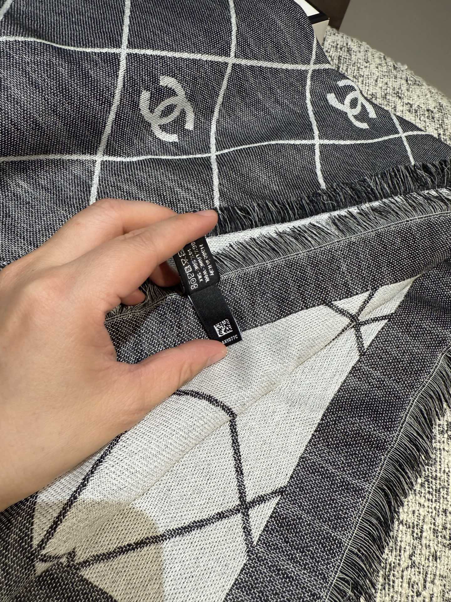 。黑灰色2025最爆火的chanel 菱格披肩，双面设计体验不同风格穿搭，永远不会过时的经典，根本抢不到