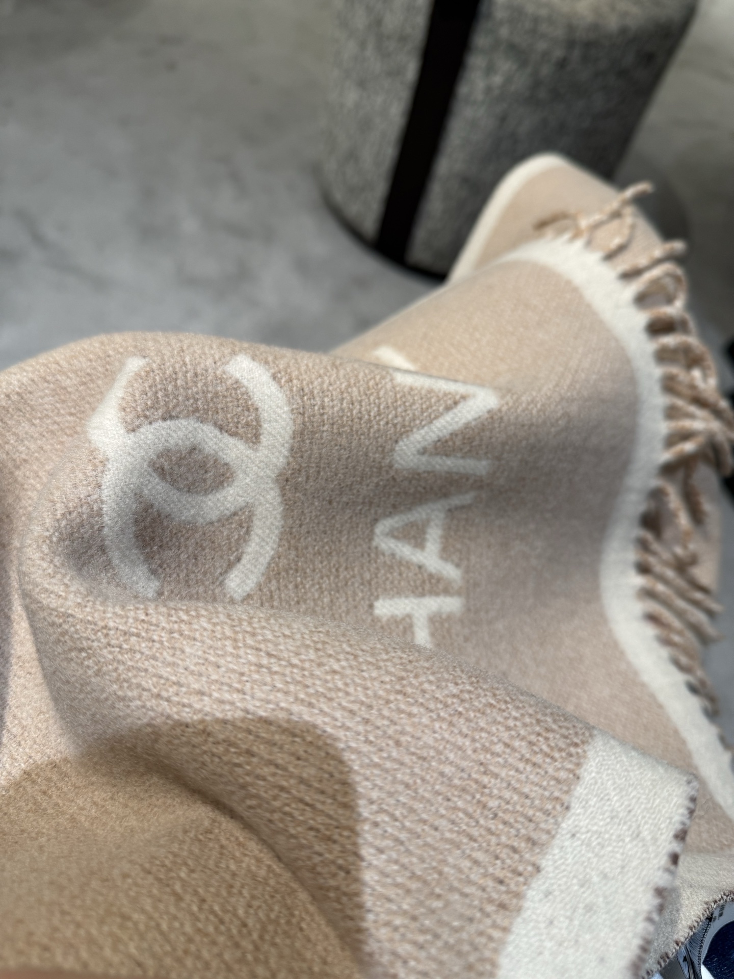 。C家。𝐂𝐇𝐀𝐍𝐄𝐋新《双面拼色提花》Size：184x34cm (不含流苏)目测是大爆款！双面异色提花