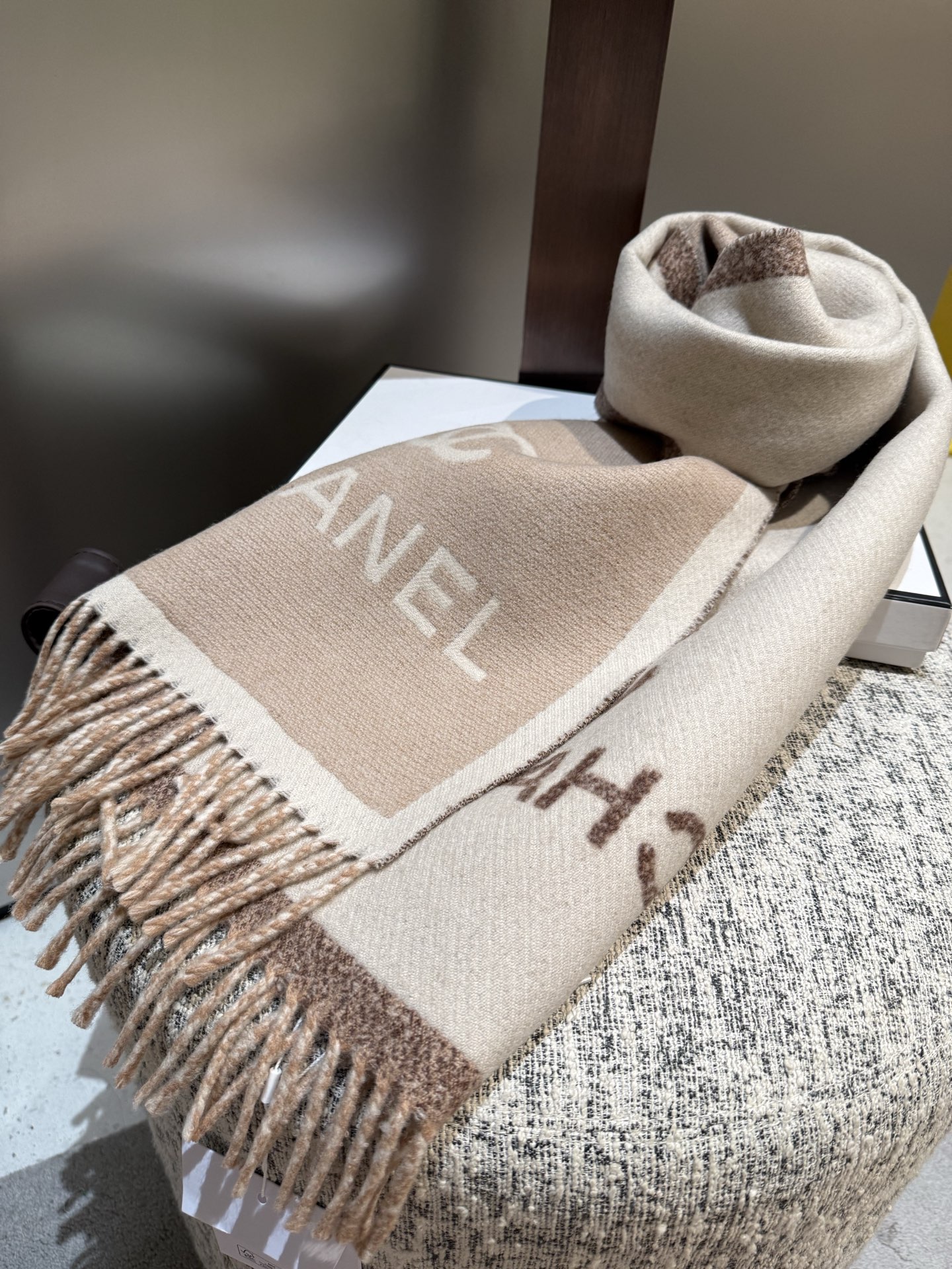 。C家。𝐂𝐇𝐀𝐍𝐄𝐋新《双面拼色提花》Size：184x34cm (不含流苏)目测是大爆款！双面异色提花