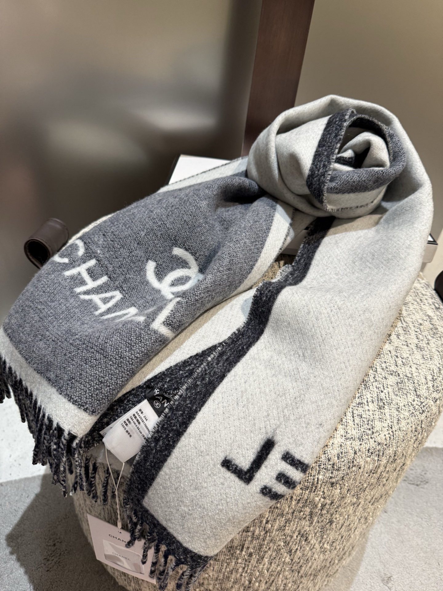 。C家。𝐂𝐇𝐀𝐍𝐄𝐋新《双面拼色提花》Size：184x34cm (不含流苏)目测是大爆款！双面异色提花