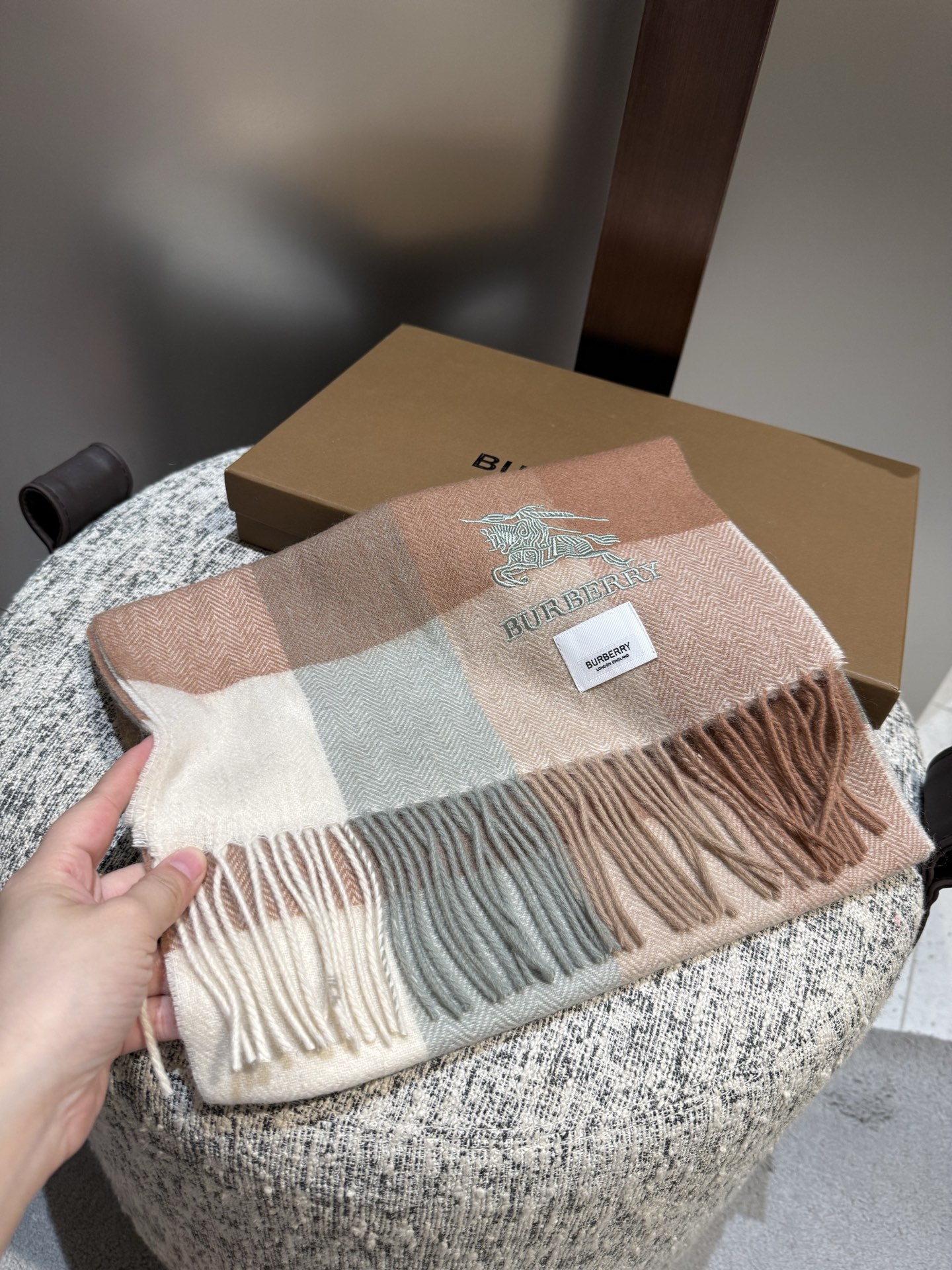 。巴宝莉【男女围巾】怒赞自留，难得的高端男款！家属福利！巴宝莉非常正的男士围巾~面料大爱，非常柔软细腻舒