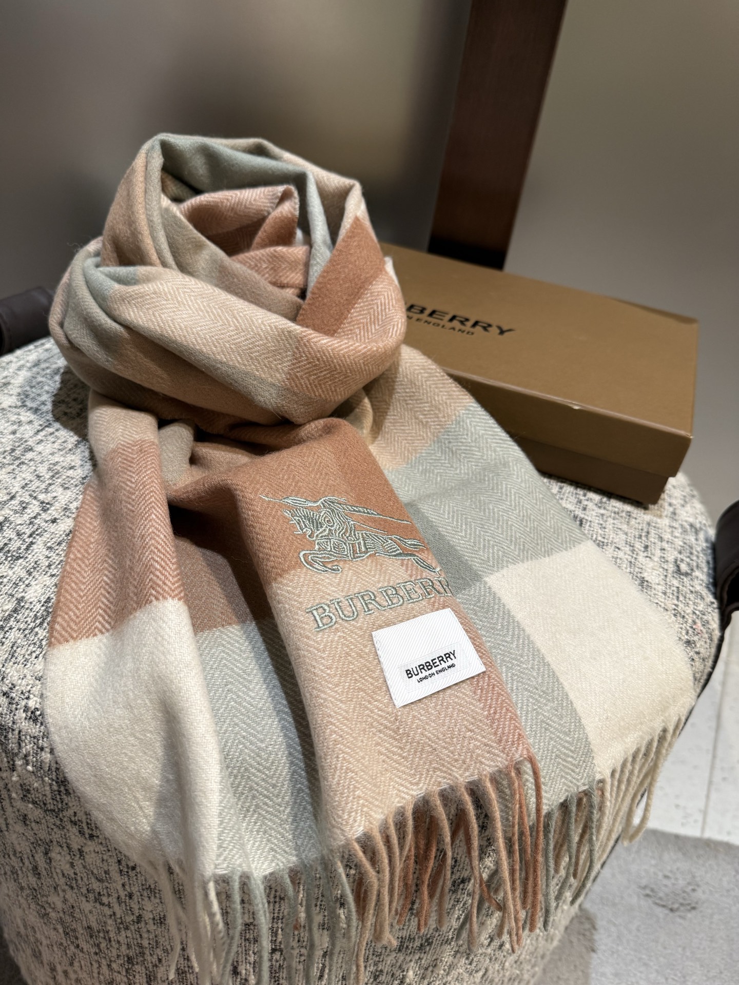 。巴宝莉【男女围巾】怒赞自留，难得的高端男款！家属福利！巴宝莉非常正的男士围巾~面料大爱，非常柔软细腻舒