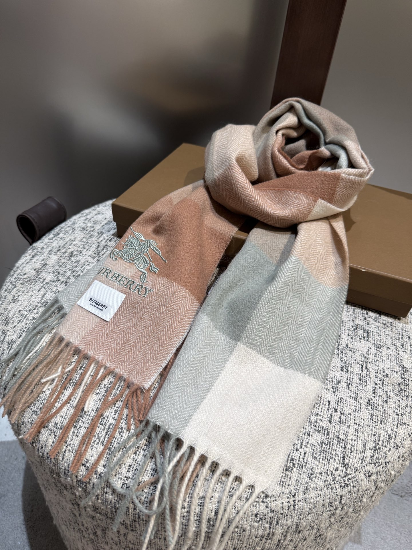 。巴宝莉【男女围巾】怒赞自留，难得的高端男款！家属福利！巴宝莉非常正的男士围巾~面料大爱，非常柔软细腻舒