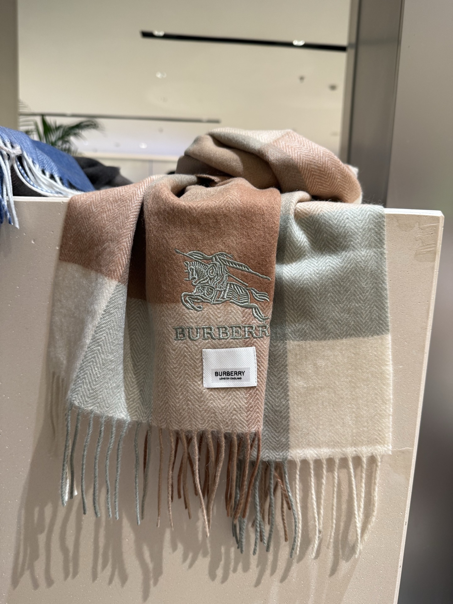 。巴宝莉【男女围巾】怒赞自留，难得的高端男款！家属福利！巴宝莉非常正的男士围巾~面料大爱，非常柔软细腻舒