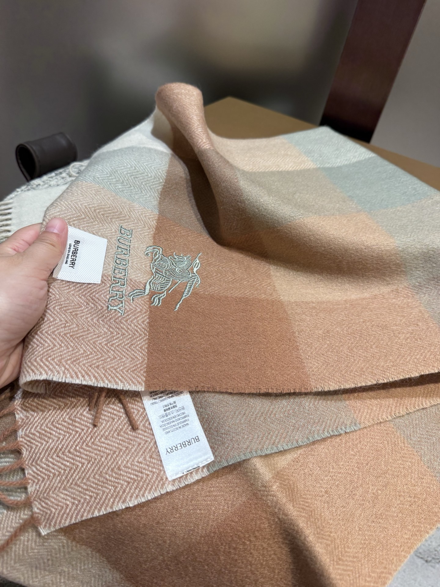 。巴宝莉【男女围巾】怒赞自留，难得的高端男款！家属福利！巴宝莉非常正的男士围巾~面料大爱，非常柔软细腻舒