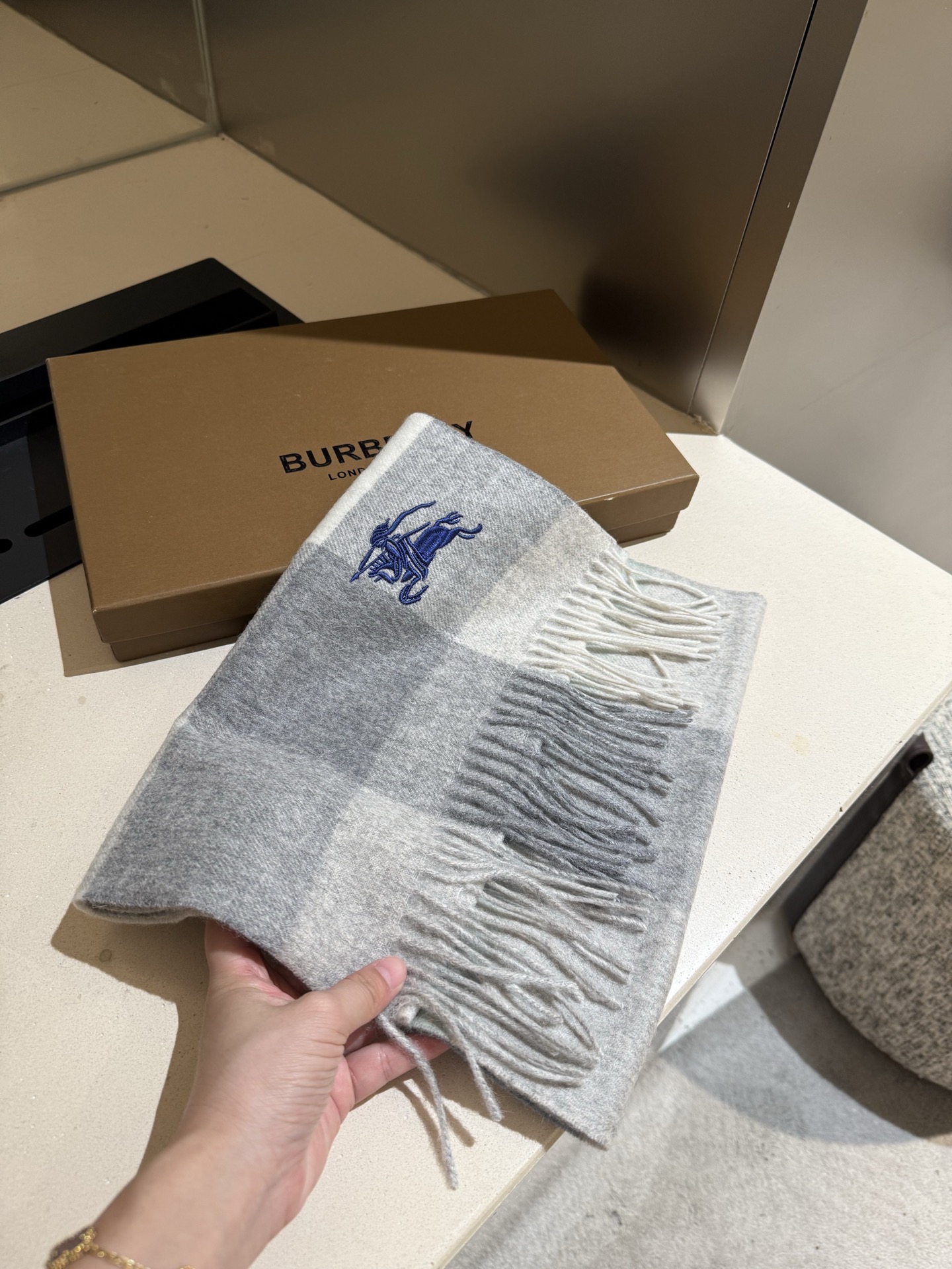 。巴宝莉【男女围巾】怒赞自留，难得的高端男款！家属福利！巴宝莉非常正的男士围巾~面料大爱，非常柔软细腻舒