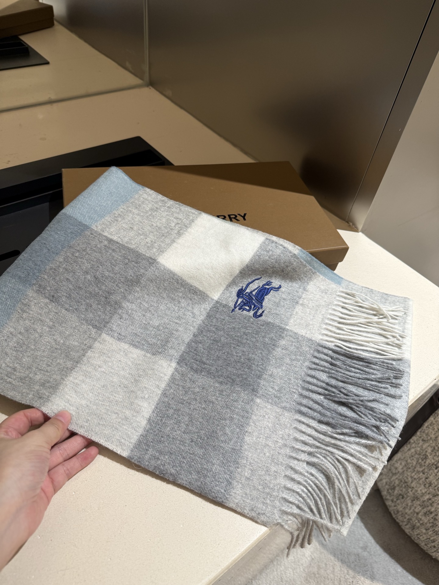 。巴宝莉【男女围巾】怒赞自留，难得的高端男款！家属福利！巴宝莉非常正的男士围巾~面料大爱，非常柔软细腻舒