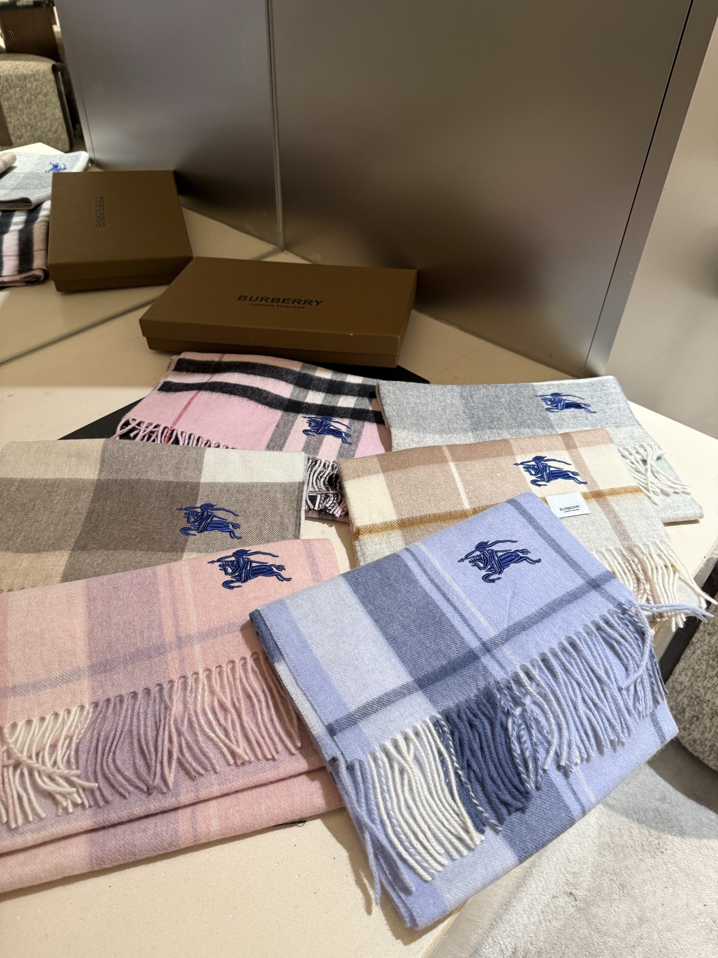 。巴宝莉【男女围巾】怒赞自留，难得的高端男款！家属福利！巴宝莉非常正的男士围巾~面料大爱，非常柔软细腻舒