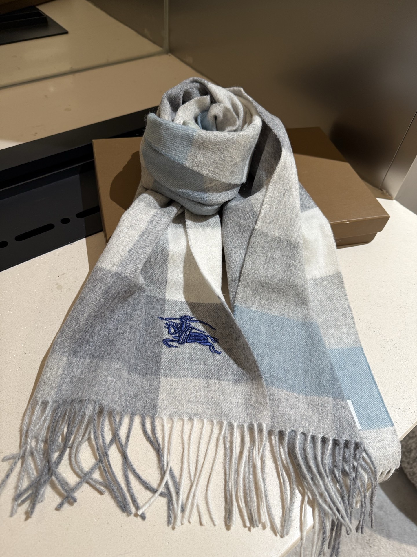 。巴宝莉【男女围巾】怒赞自留，难得的高端男款！家属福利！巴宝莉非常正的男士围巾~面料大爱，非常柔软细腻舒