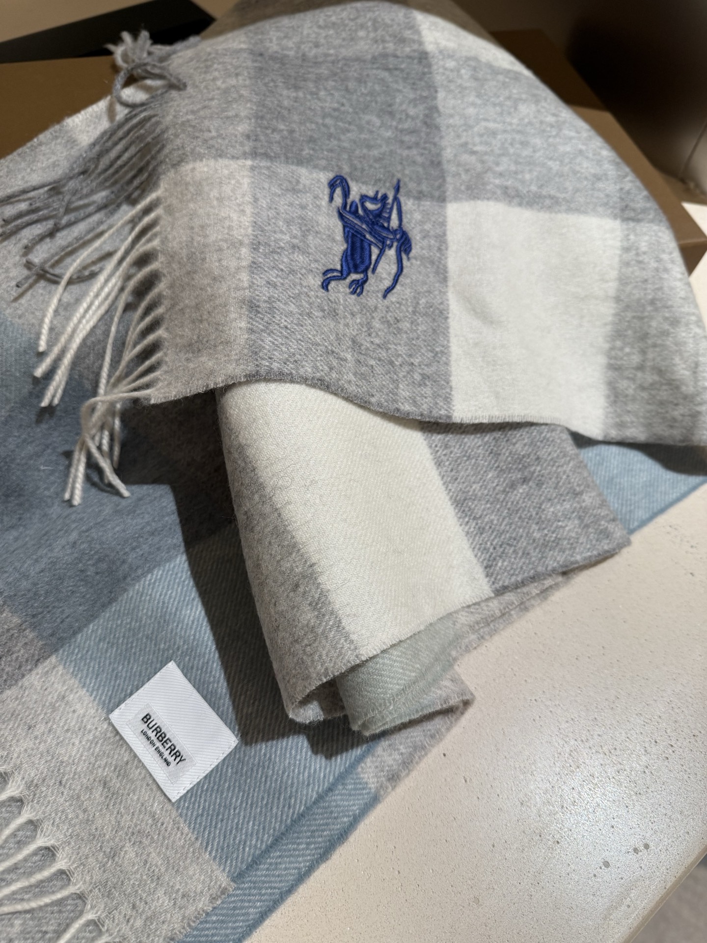 。巴宝莉【男女围巾】怒赞自留，难得的高端男款！家属福利！巴宝莉非常正的男士围巾~面料大爱，非常柔软细腻舒