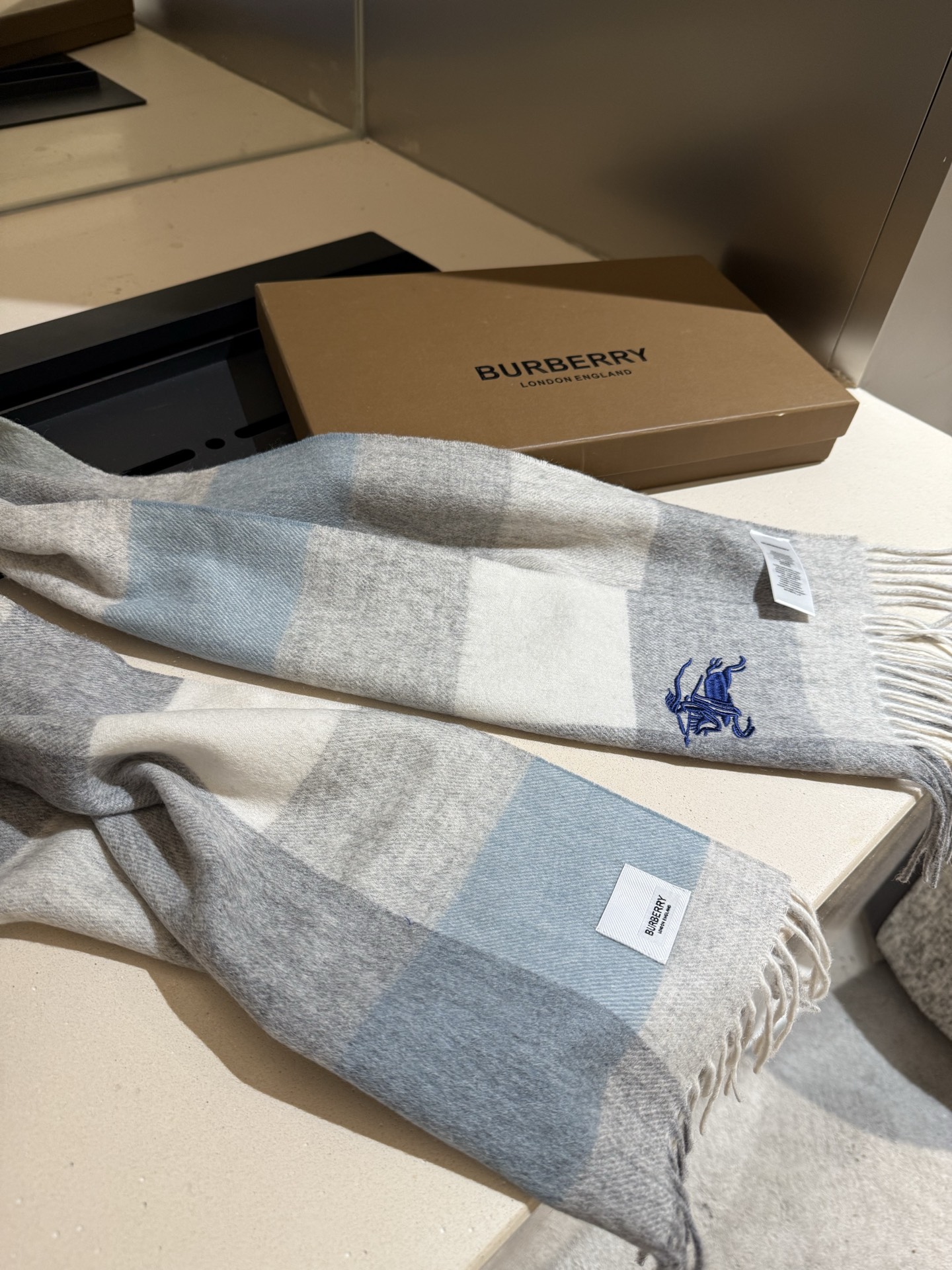 。巴宝莉【男女围巾】怒赞自留，难得的高端男款！家属福利！巴宝莉非常正的男士围巾~面料大爱，非常柔软细腻舒