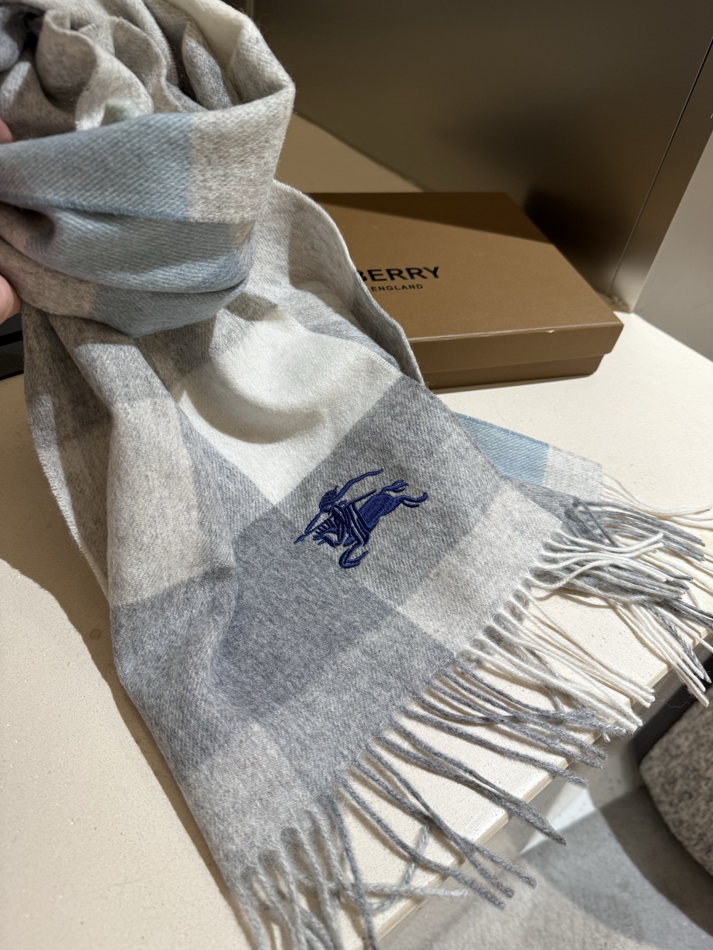 。巴宝莉【男女围巾】怒赞自留，难得的高端男款！家属福利！巴宝莉非常正的男士围巾~面料大爱，非常柔软细腻舒