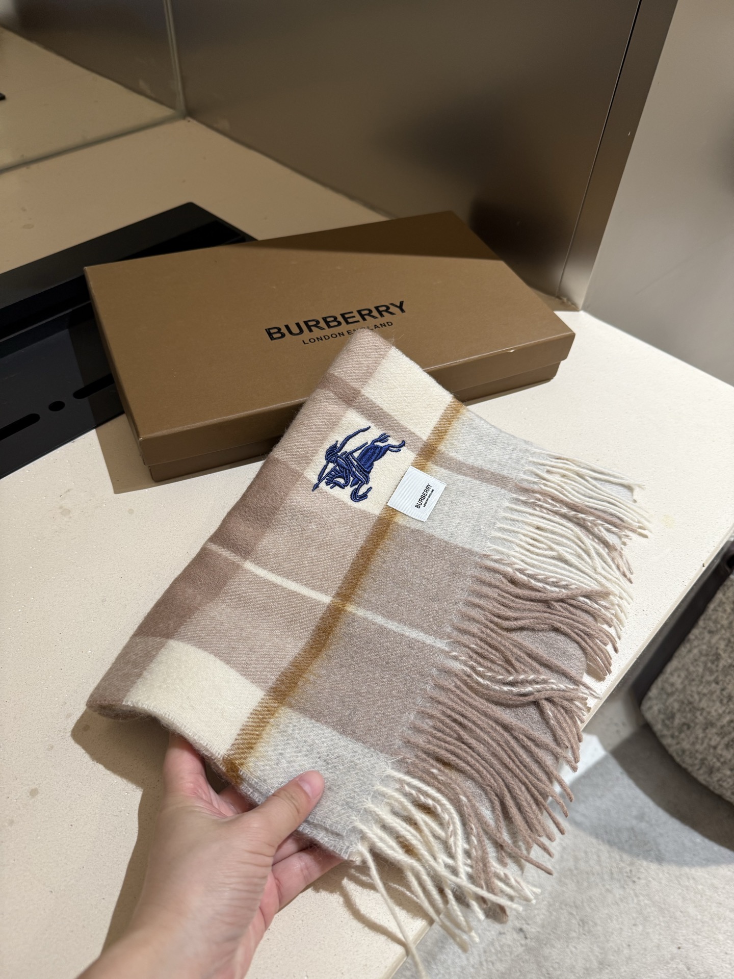 。巴宝莉【男女围巾】怒赞自留，难得的高端男款！家属福利！巴宝莉非常正的男士围巾~面料大爱，非常柔软细腻舒