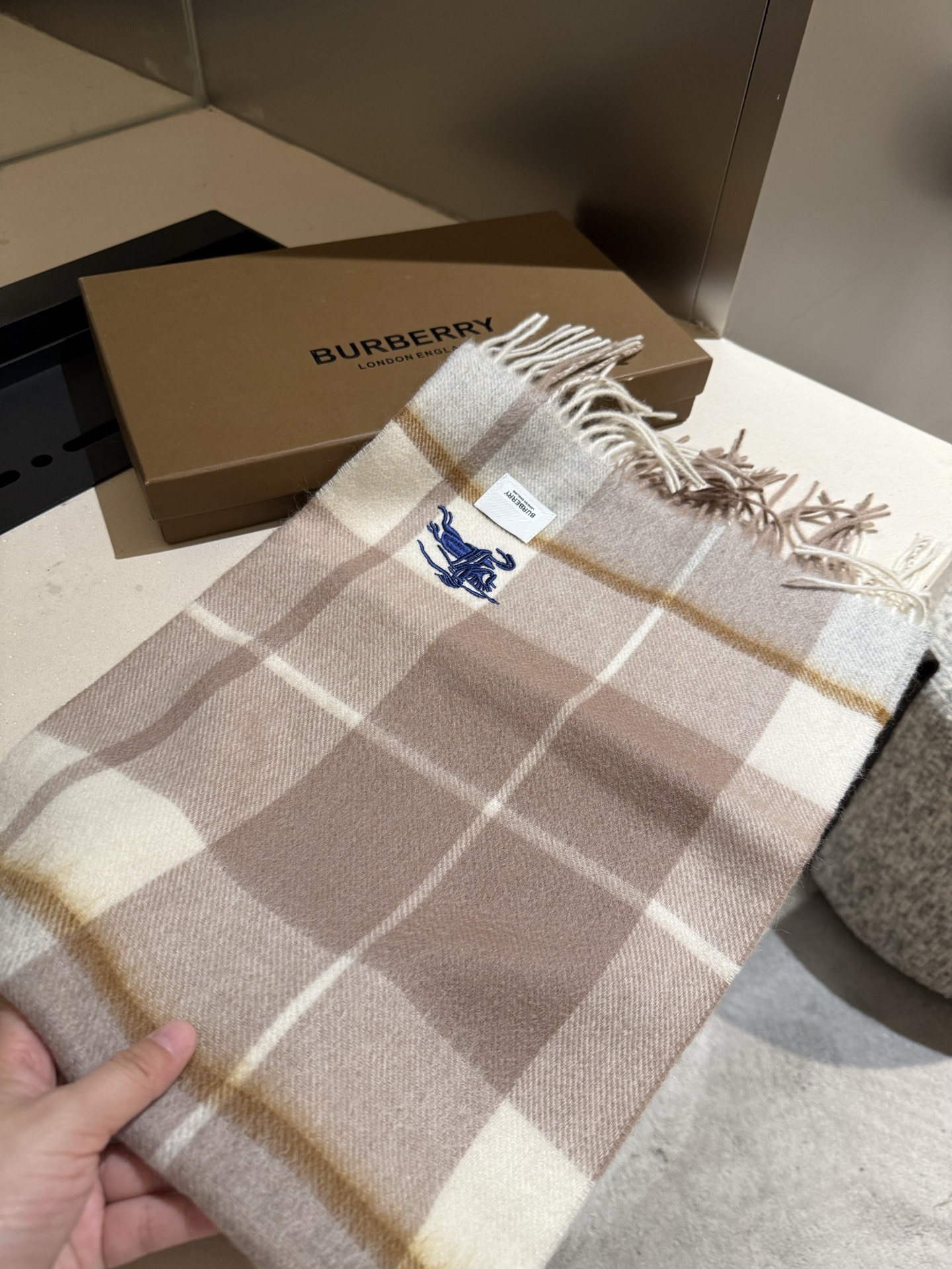 。巴宝莉【男女围巾】怒赞自留，难得的高端男款！家属福利！巴宝莉非常正的男士围巾~面料大爱，非常柔软细腻舒