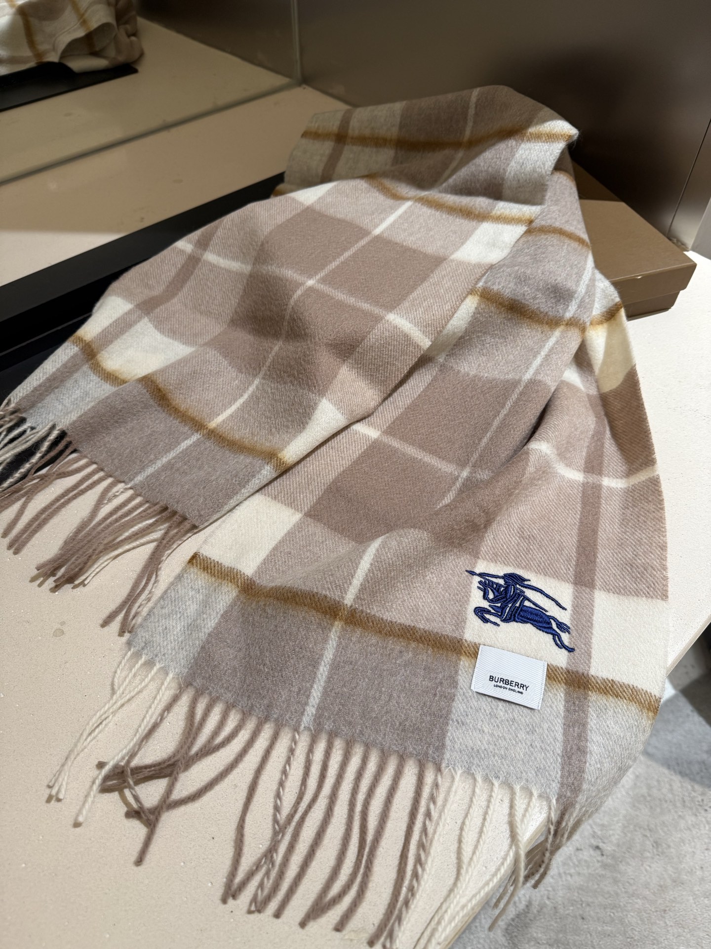 。巴宝莉【男女围巾】怒赞自留，难得的高端男款！家属福利！巴宝莉非常正的男士围巾~面料大爱，非常柔软细腻舒