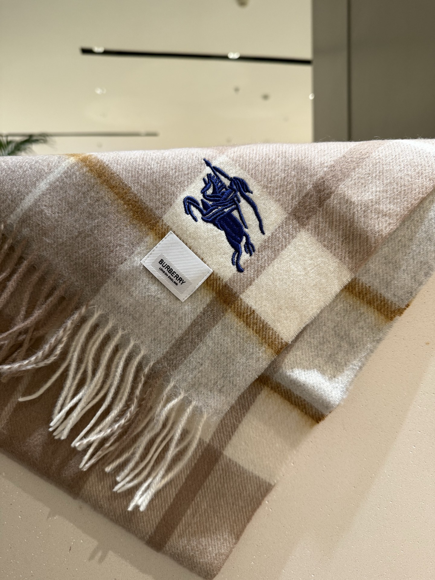 。巴宝莉【男女围巾】怒赞自留，难得的高端男款！家属福利！巴宝莉非常正的男士围巾~面料大爱，非常柔软细腻舒