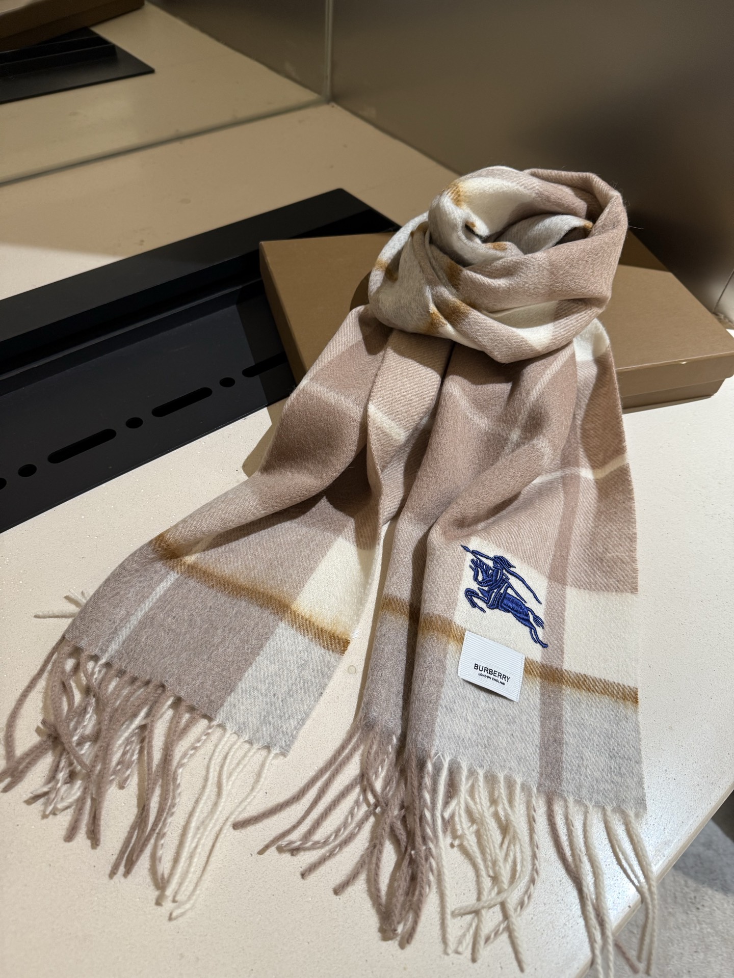 。巴宝莉【男女围巾】怒赞自留，难得的高端男款！家属福利！巴宝莉非常正的男士围巾~面料大爱，非常柔软细腻舒