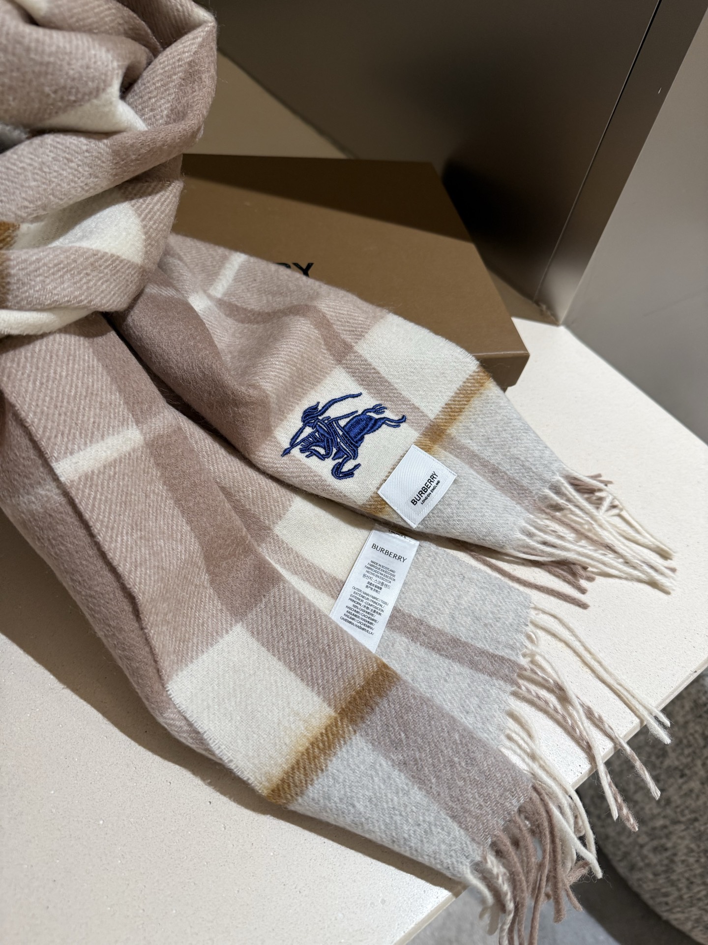 。巴宝莉【男女围巾】怒赞自留，难得的高端男款！家属福利！巴宝莉非常正的男士围巾~面料大爱，非常柔软细腻舒