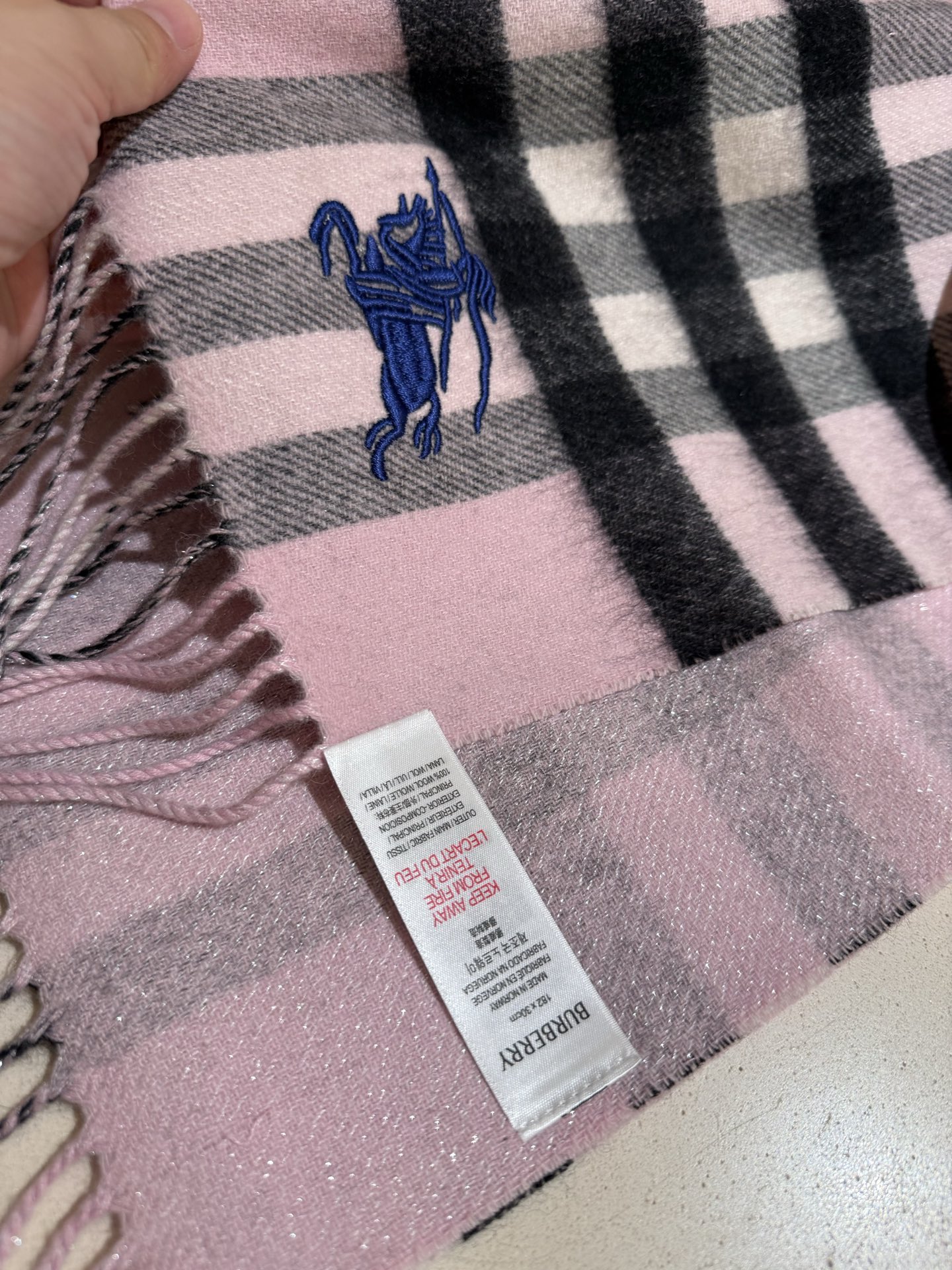 。巴宝莉【男女围巾】怒赞自留，难得的高端男款！家属福利！巴宝莉非常正的男士围巾~面料大爱，非常柔软细腻舒