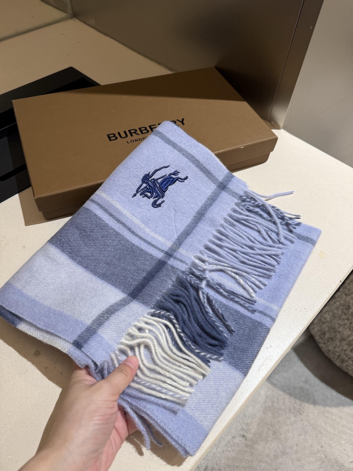 。巴宝莉【男女围巾】怒赞自留，难得的高端男款！家属福利！巴宝莉非常正的男士围巾~面料大爱，非常柔软细腻舒