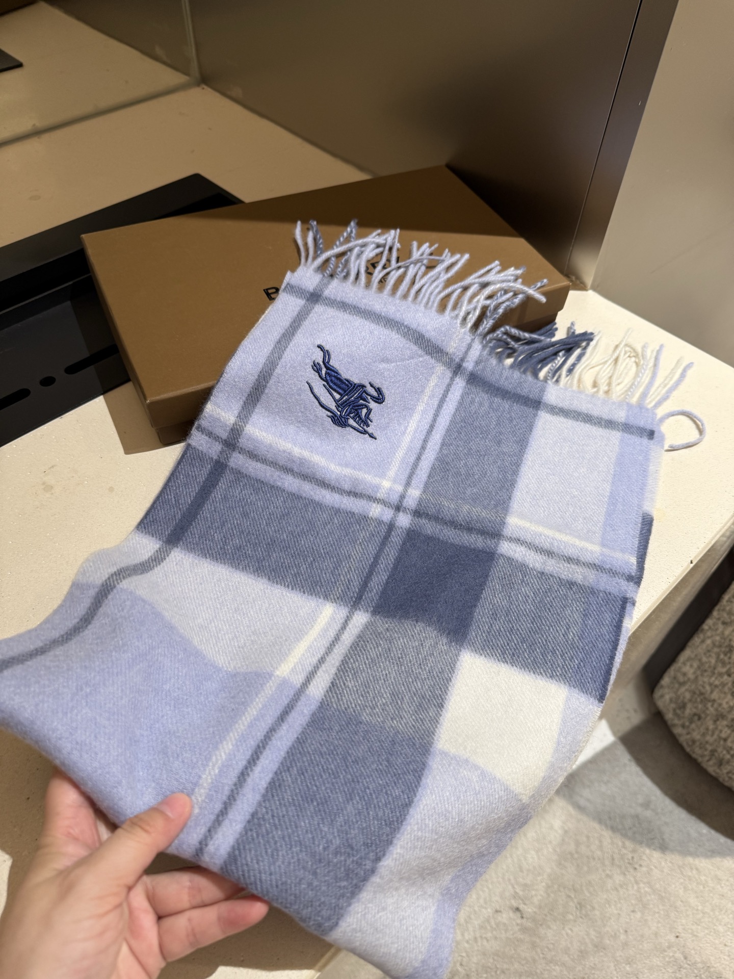 。巴宝莉【男女围巾】怒赞自留，难得的高端男款！家属福利！巴宝莉非常正的男士围巾~面料大爱，非常柔软细腻舒