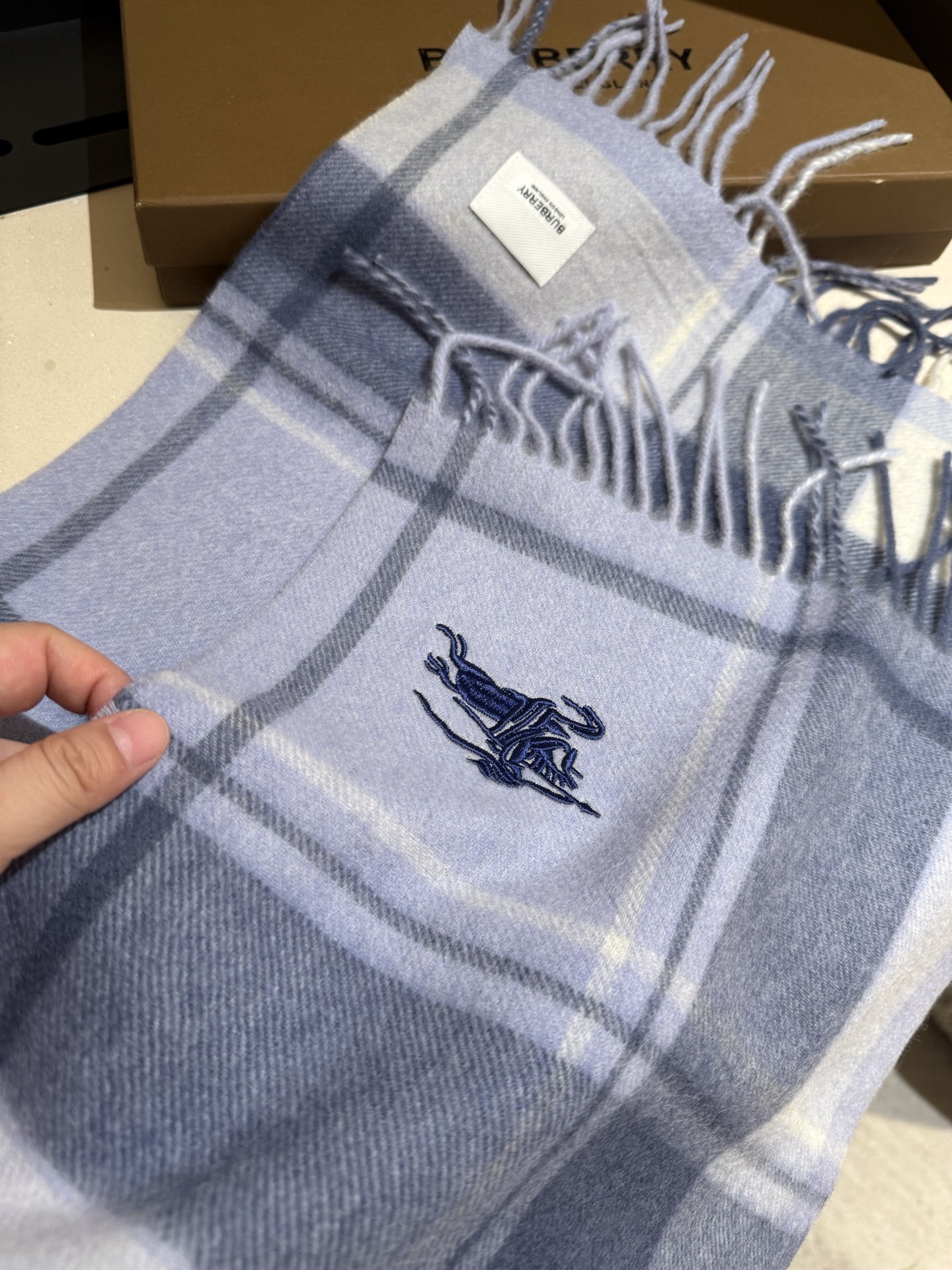 。巴宝莉【男女围巾】怒赞自留，难得的高端男款！家属福利！巴宝莉非常正的男士围巾~面料大爱，非常柔软细腻舒