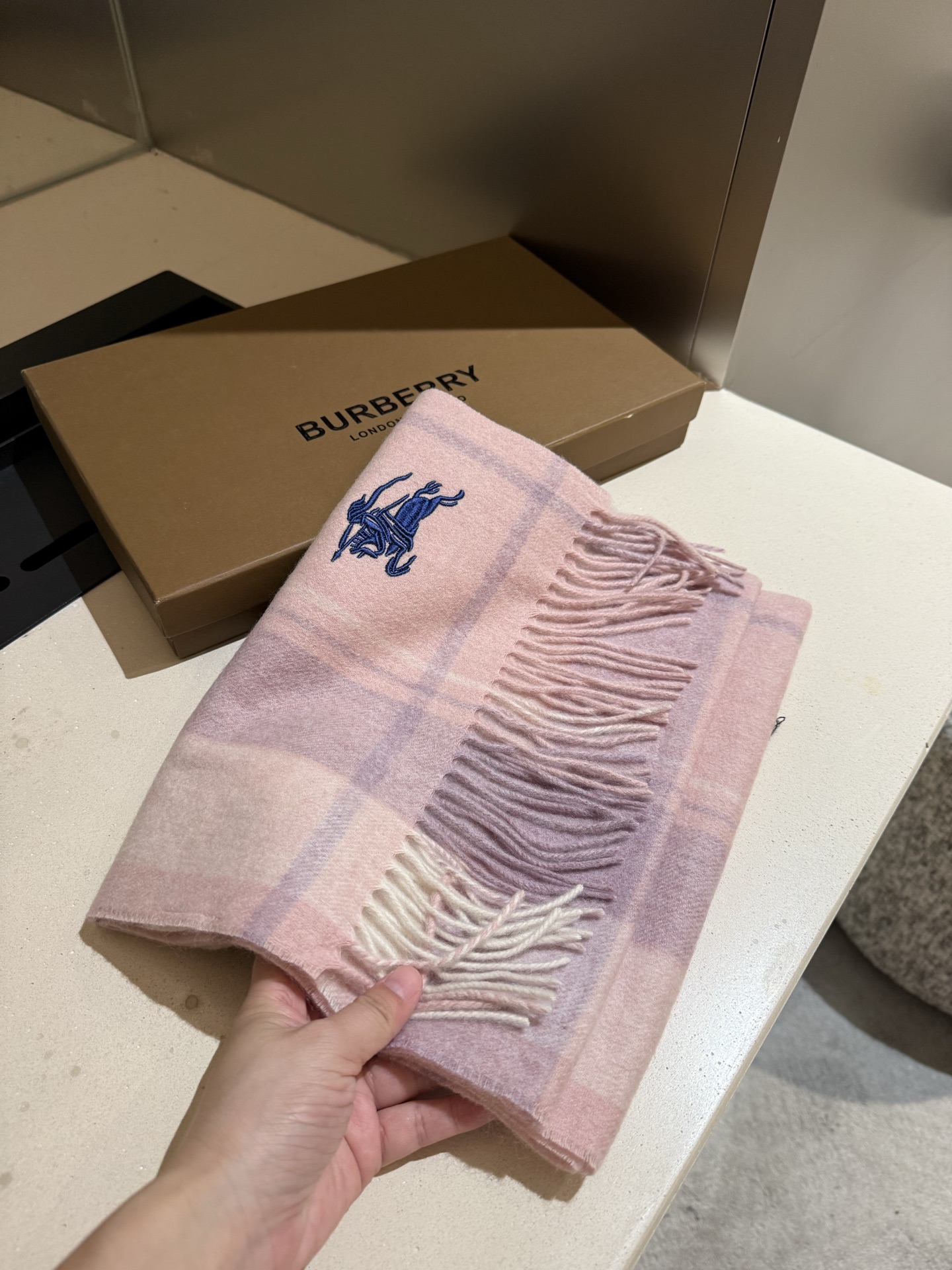 。巴宝莉【男女围巾】怒赞自留，难得的高端男款！家属福利！巴宝莉非常正的男士围巾~面料大爱，非常柔软细腻舒