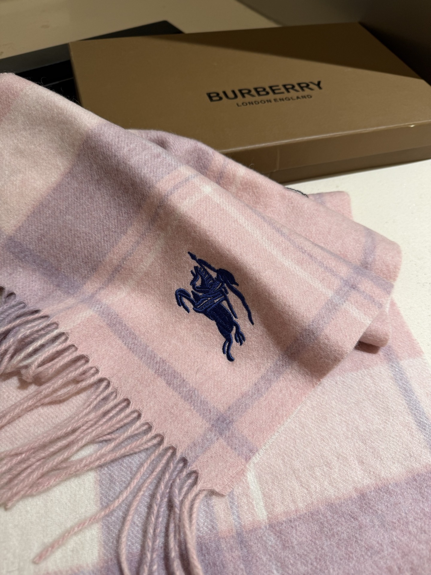 。巴宝莉【男女围巾】怒赞自留，难得的高端男款！家属福利！巴宝莉非常正的男士围巾~面料大爱，非常柔软细腻舒