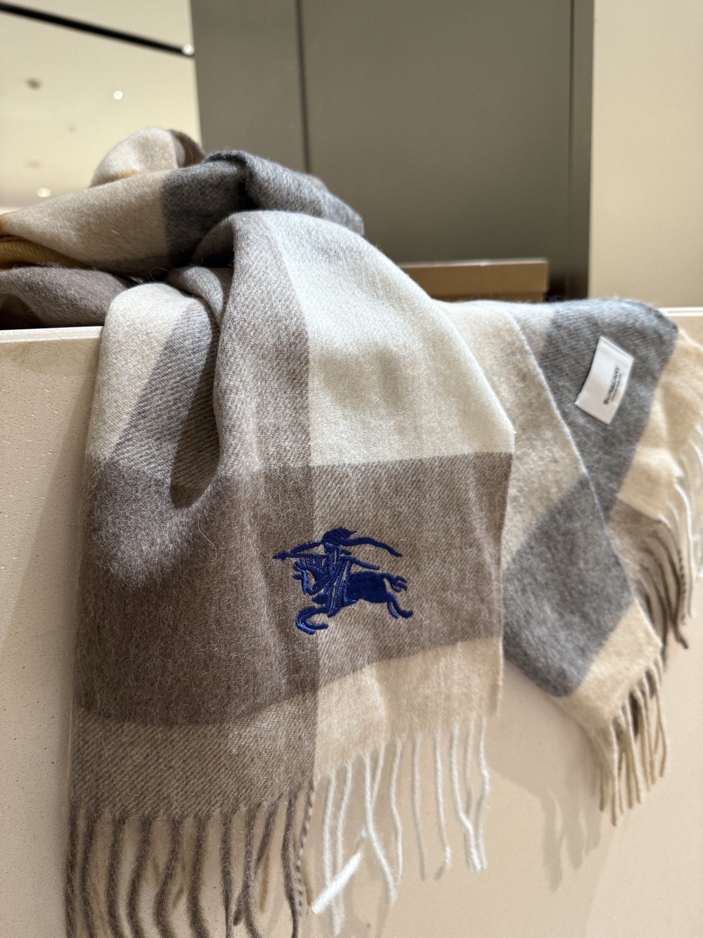 。巴宝莉【男女围巾】怒赞自留，难得的高端男款！家属福利！巴宝莉非常正的男士围巾~面料大爱，非常柔软细腻舒