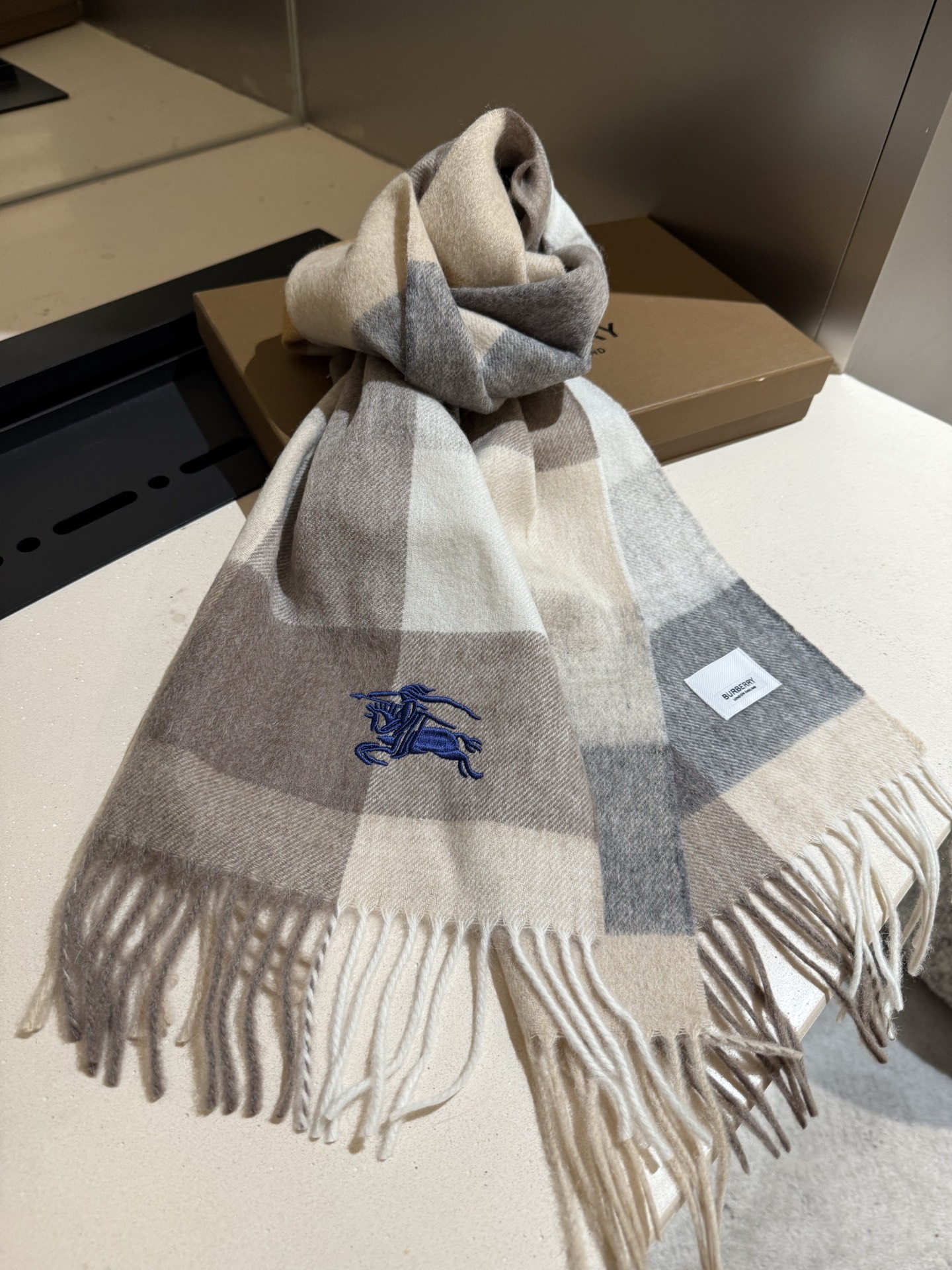 。巴宝莉【男女围巾】怒赞自留，难得的高端男款！家属福利！巴宝莉非常正的男士围巾~面料大爱，非常柔软细腻舒