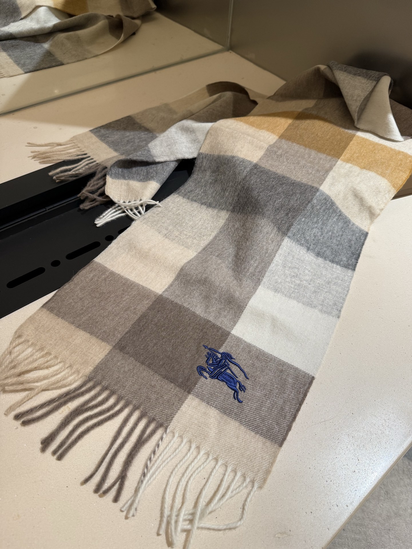 。巴宝莉【男女围巾】怒赞自留，难得的高端男款！家属福利！巴宝莉非常正的男士围巾~面料大爱，非常柔软细腻舒