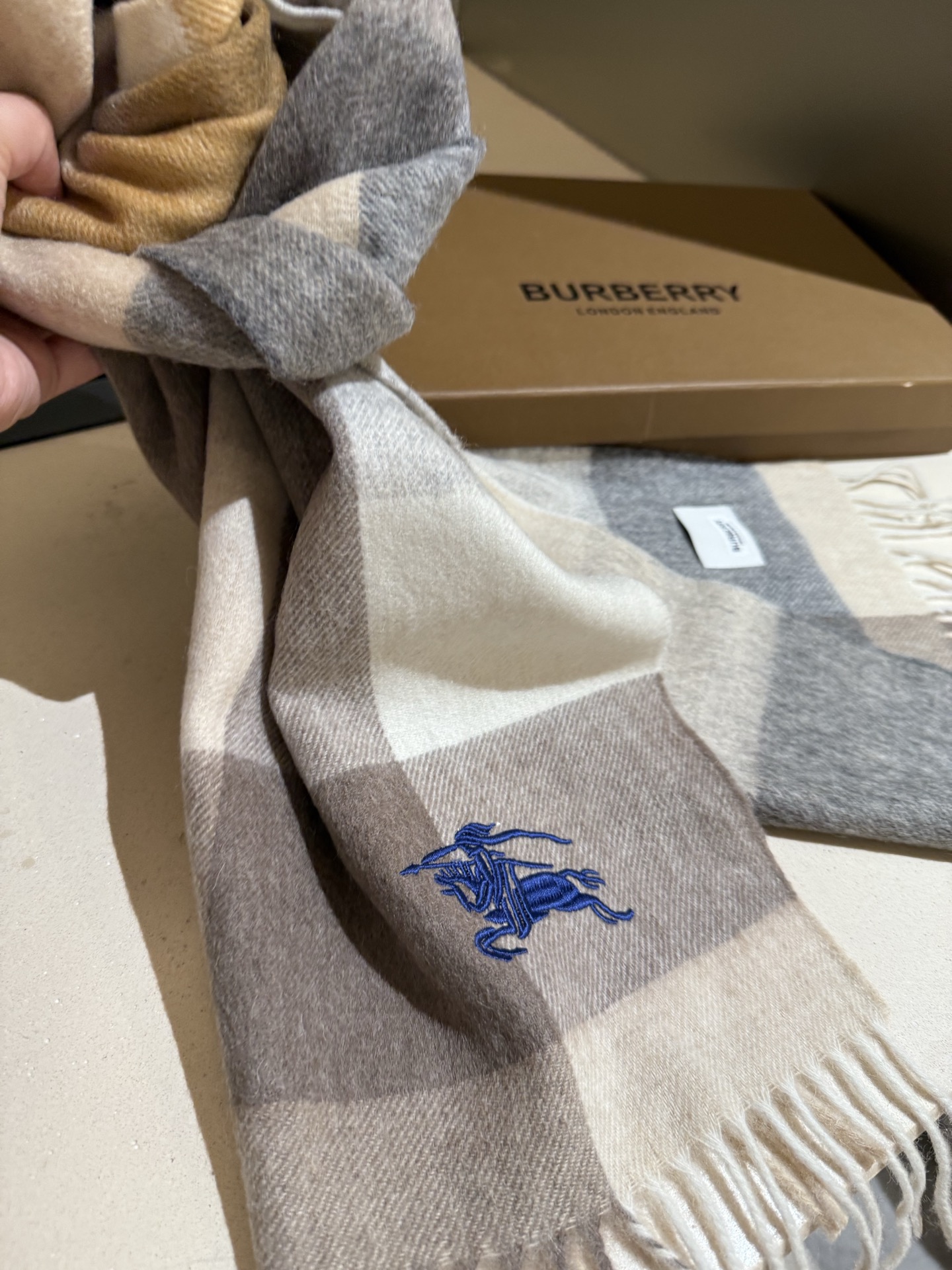 。巴宝莉【男女围巾】怒赞自留，难得的高端男款！家属福利！巴宝莉非常正的男士围巾~面料大爱，非常柔软细腻舒