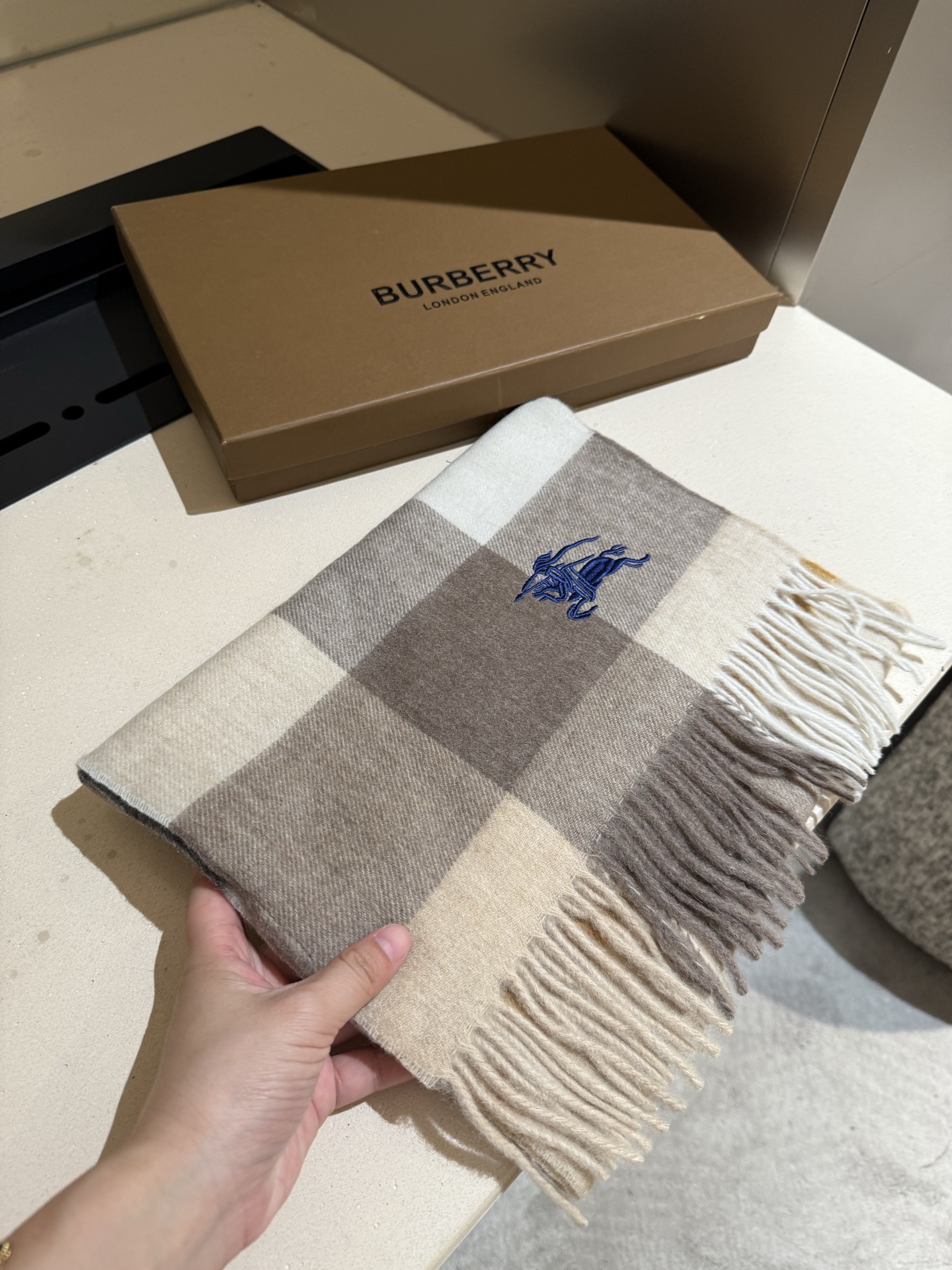 。巴宝莉【男女围巾】怒赞自留，难得的高端男款！家属福利！巴宝莉非常正的男士围巾~面料大爱，非常柔软细腻舒