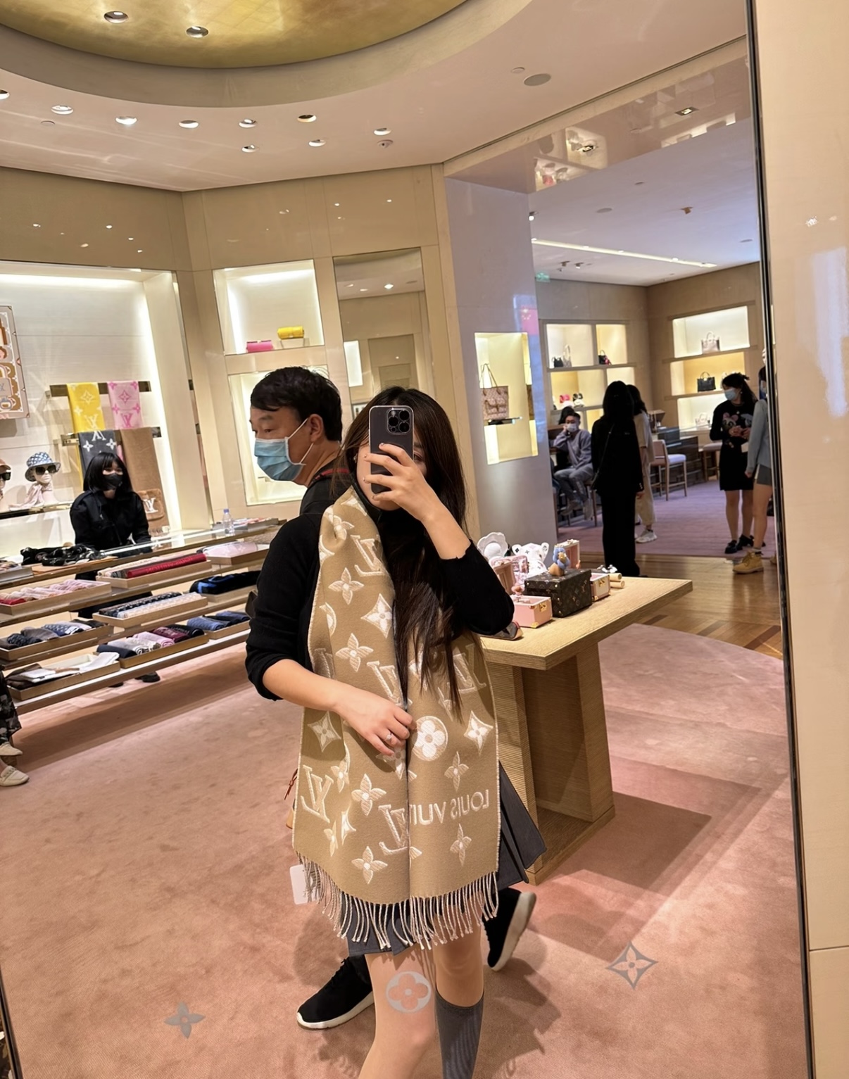 PLV驴家最新款围巾 经典图案再设计 妥妥的百搭款 ，炒鸡亮眼的logo设计 经典奶茶配色 真的不要太好