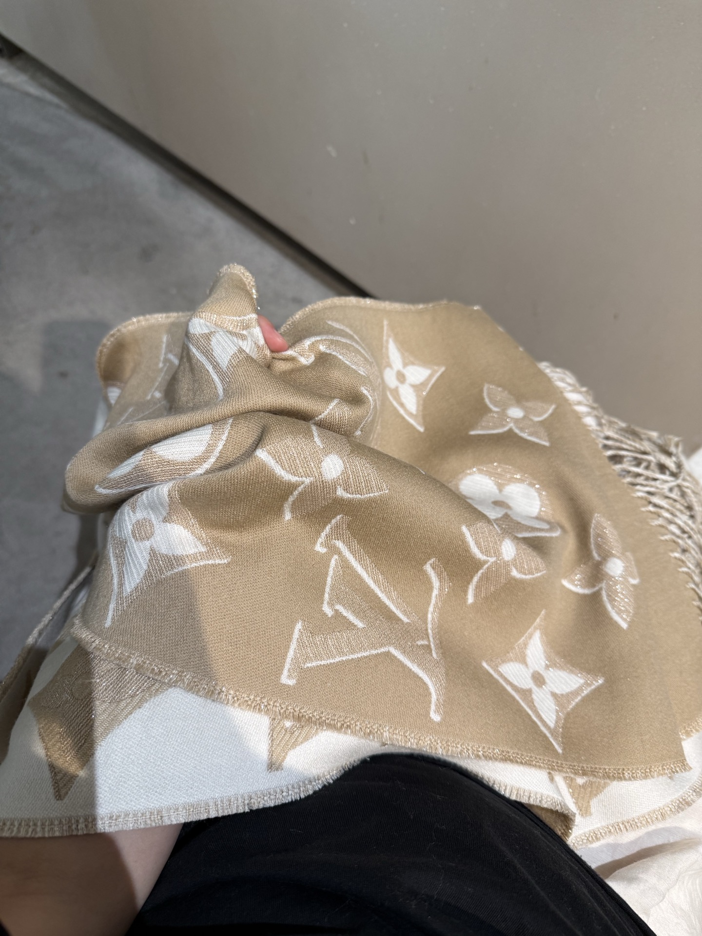 PLV驴家最新款围巾 经典图案再设计 妥妥的百搭款 ，炒鸡亮眼的logo设计 经典奶茶配色 真的不要太好