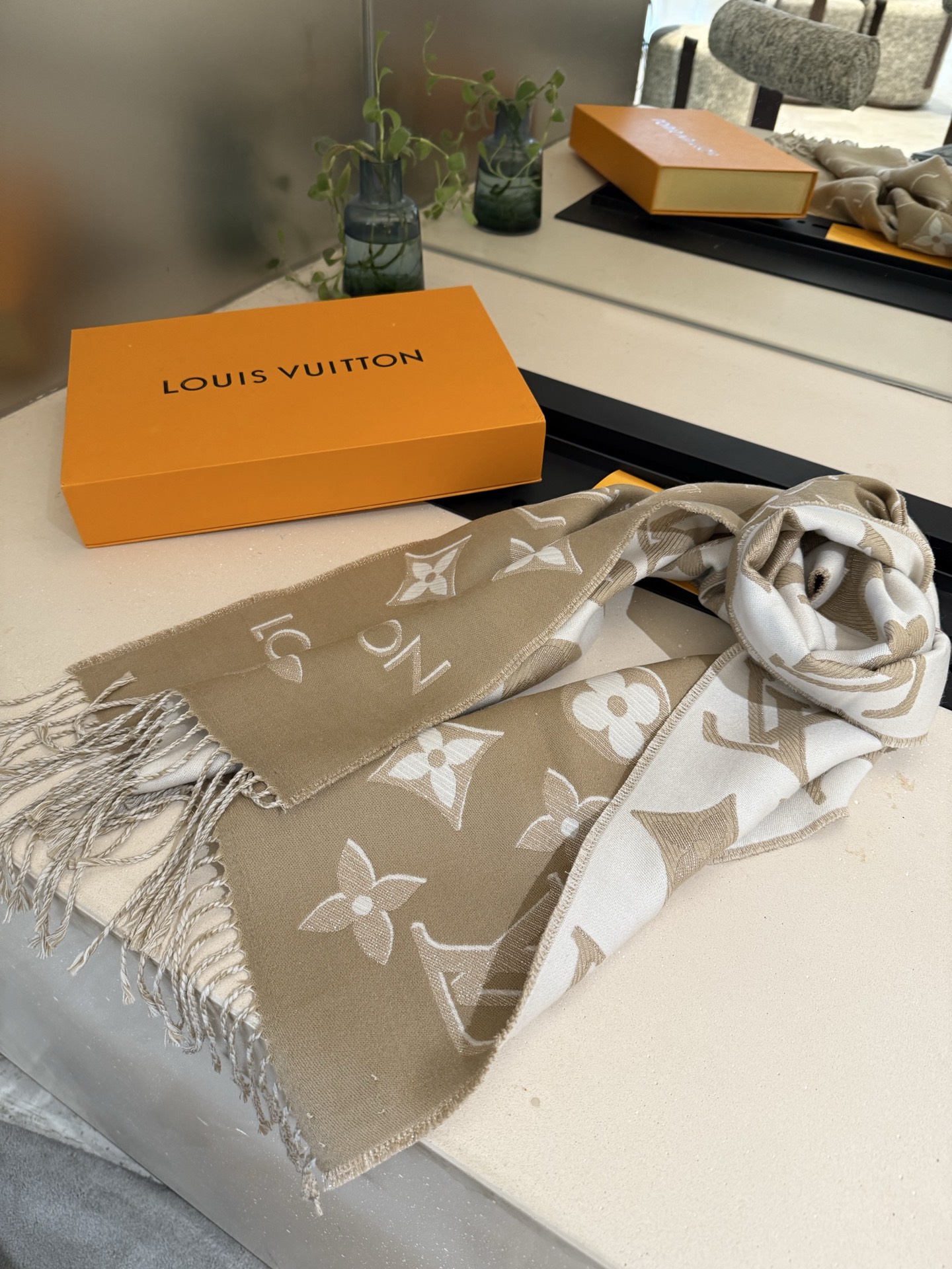 PLV驴家最新款围巾 经典图案再设计 妥妥的百搭款 ，炒鸡亮眼的logo设计 经典奶茶配色 真的不要太好