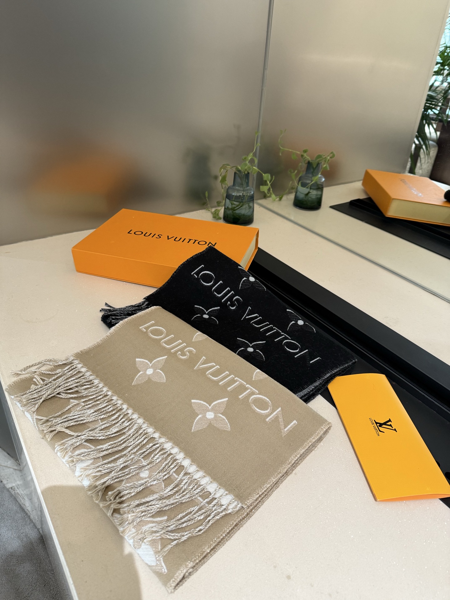 PLV驴家最新款围巾 经典图案再设计 妥妥的百搭款 ，炒鸡亮眼的logo设计 经典奶茶配色 真的不要太好