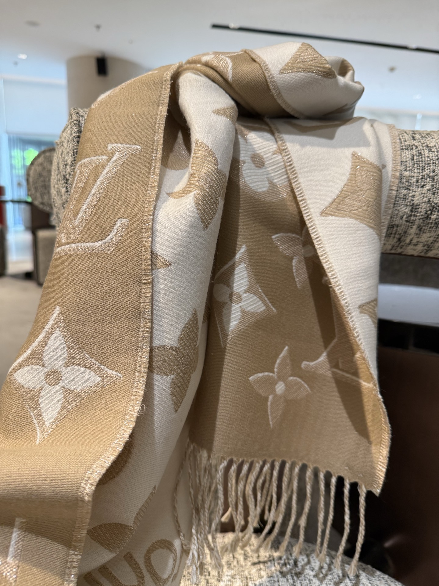 PLV驴家最新款围巾 经典图案再设计 妥妥的百搭款 ，炒鸡亮眼的logo设计 经典奶茶配色 真的不要太好