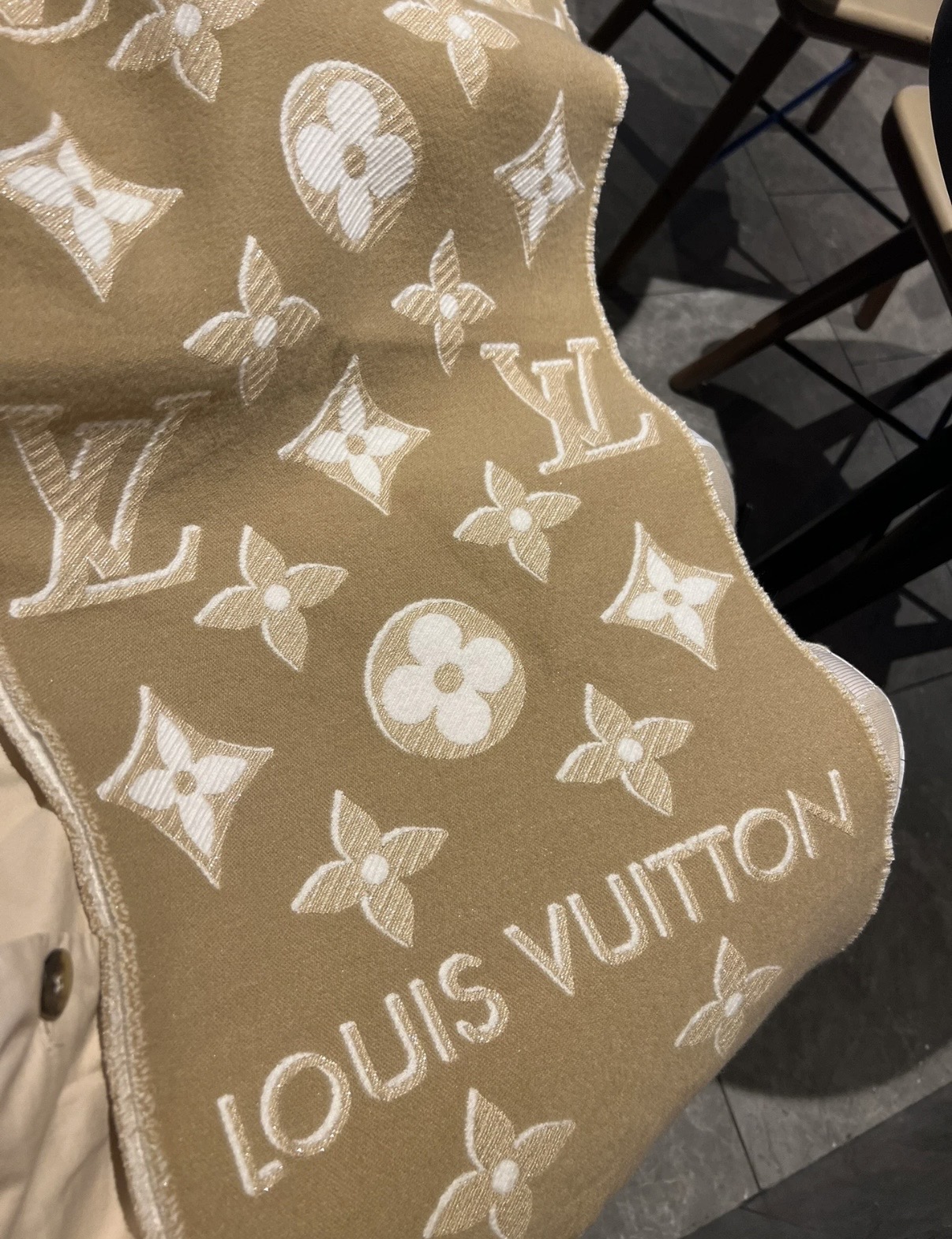 PLV驴家最新款围巾 经典图案再设计 妥妥的百搭款 ，炒鸡亮眼的logo设计 经典奶茶配色 真的不要太好